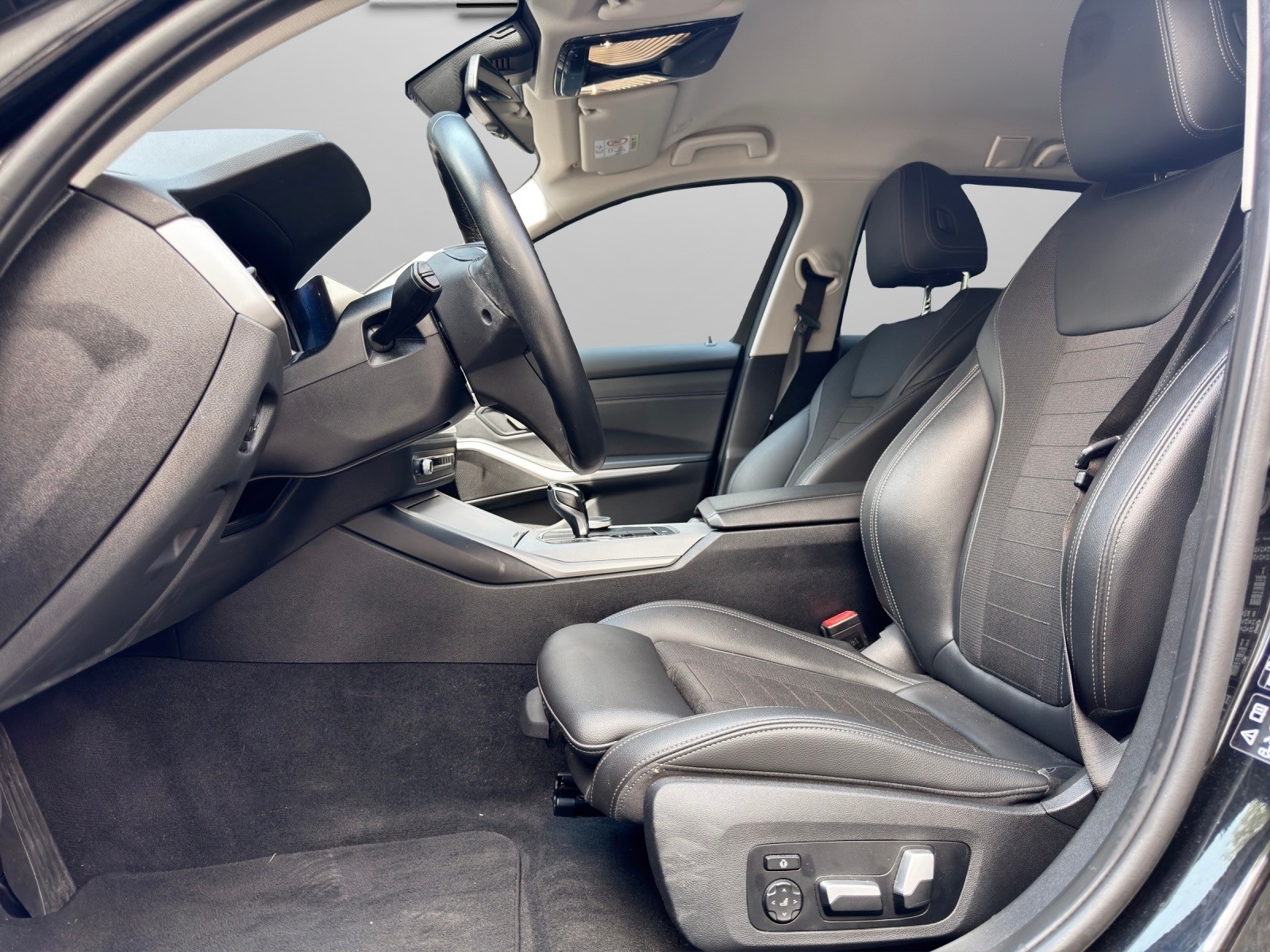 BMW 320d xDrive 48V Touring Steptronic-image-7