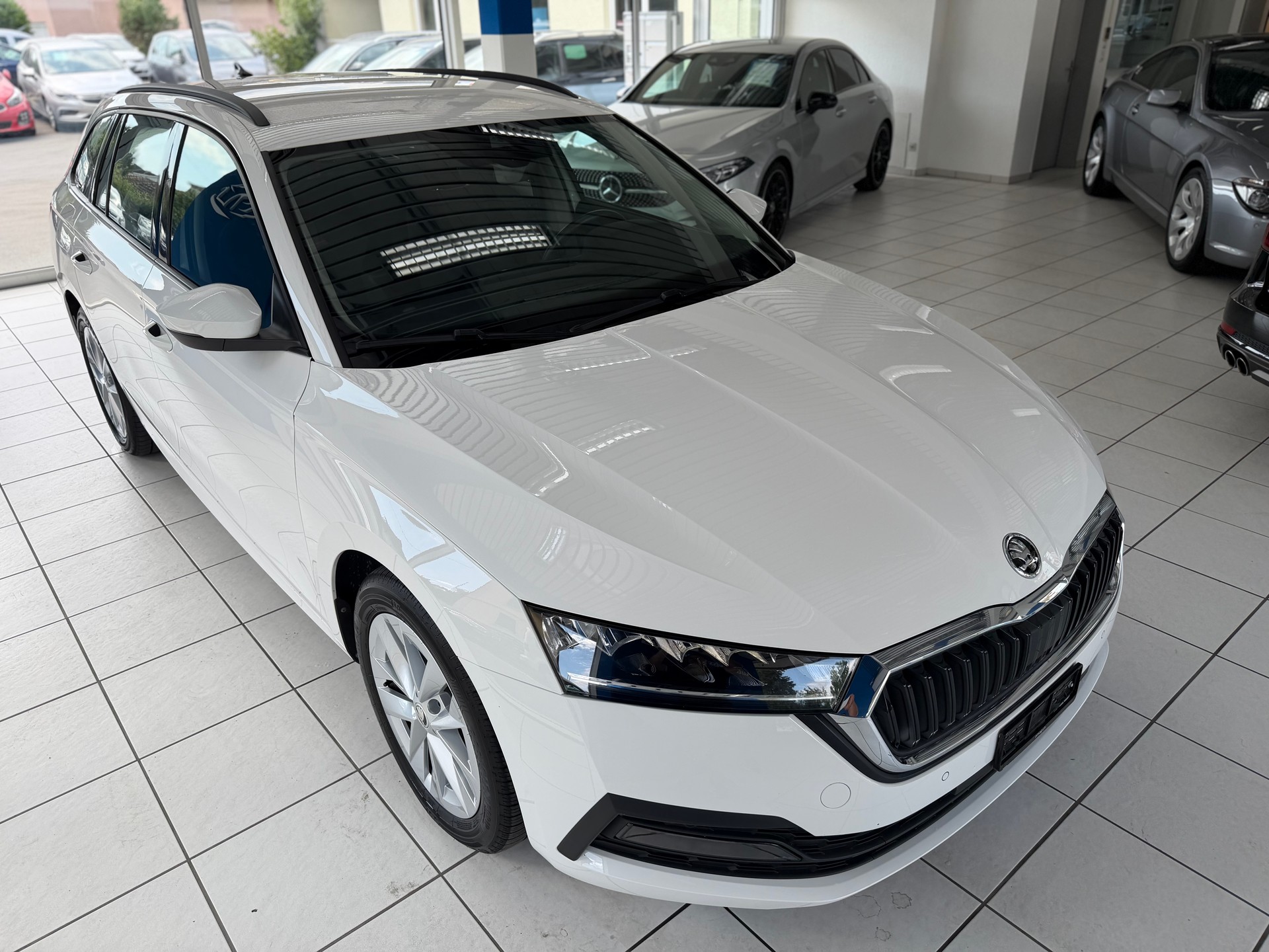 SKODA Octavia Combi 2.0 TSI Ambition DSG 4x4-image-2