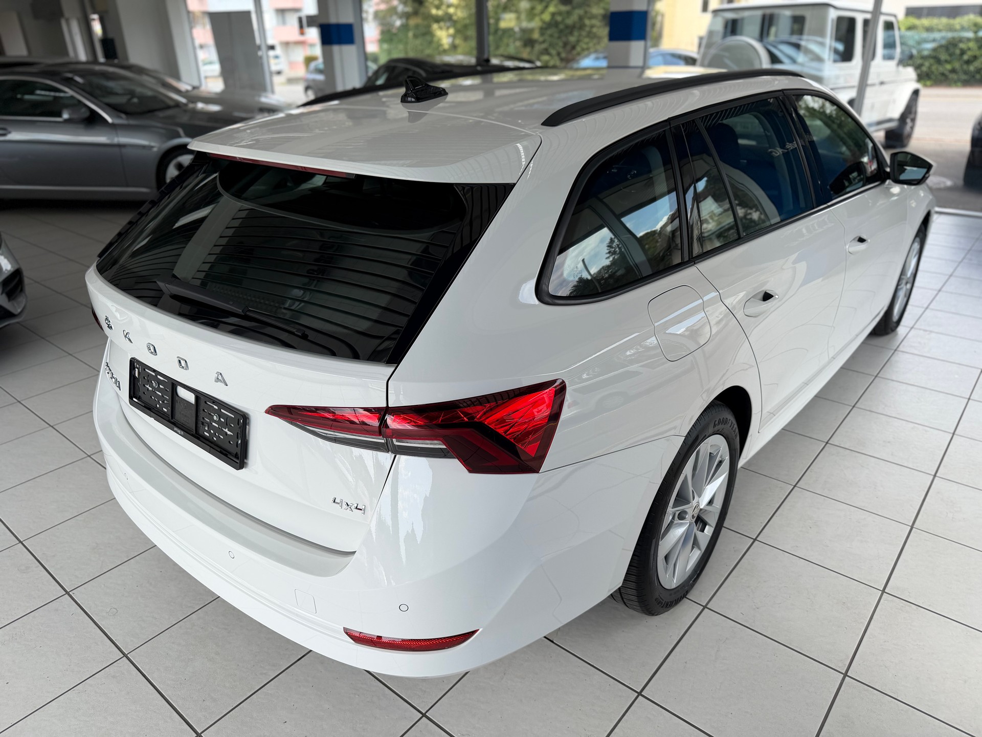 SKODA Octavia Combi 2.0 TSI Ambition DSG 4x4-image-7