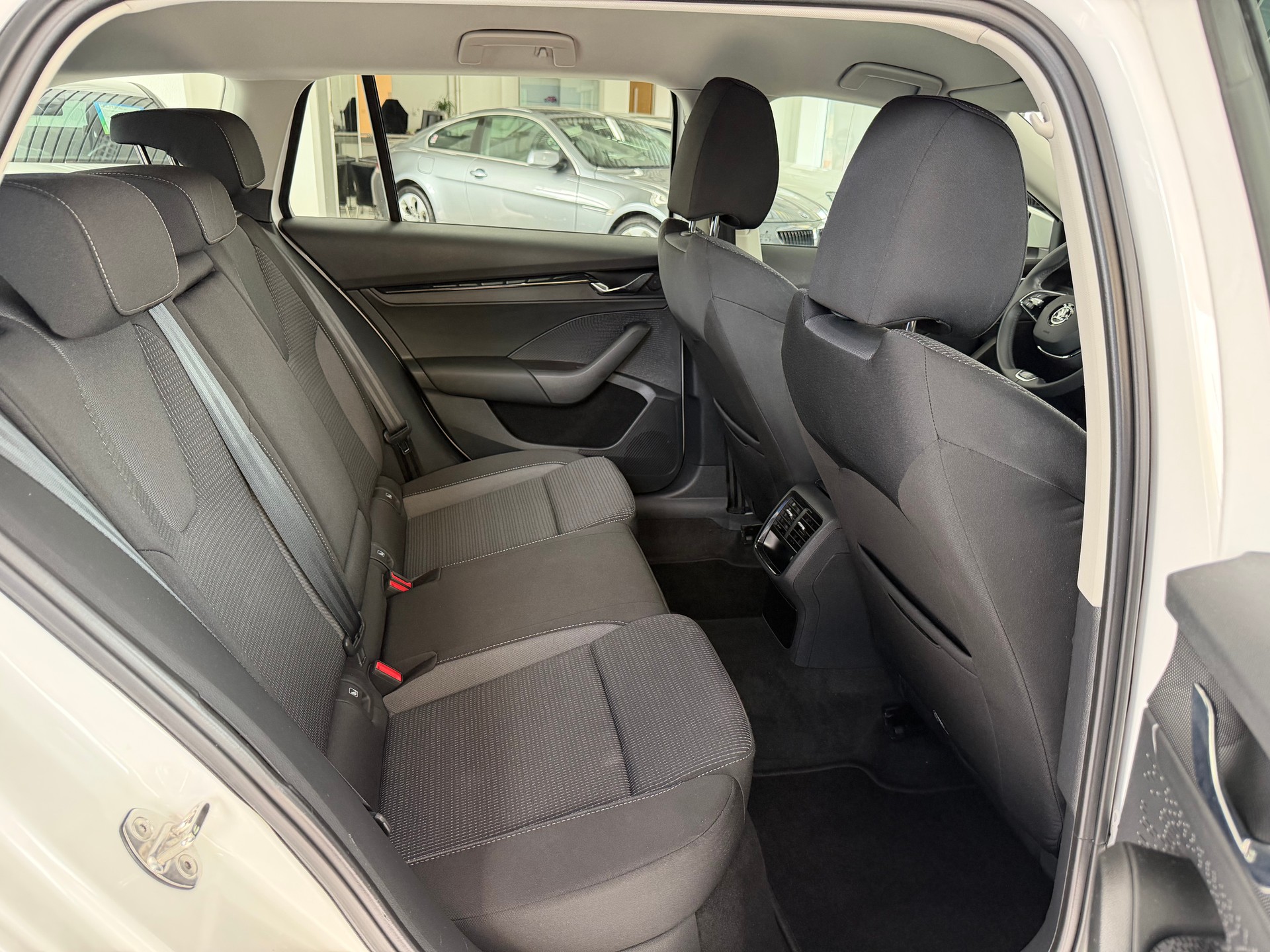 SKODA Octavia Combi 2.0 TSI Ambition DSG 4x4-image-18