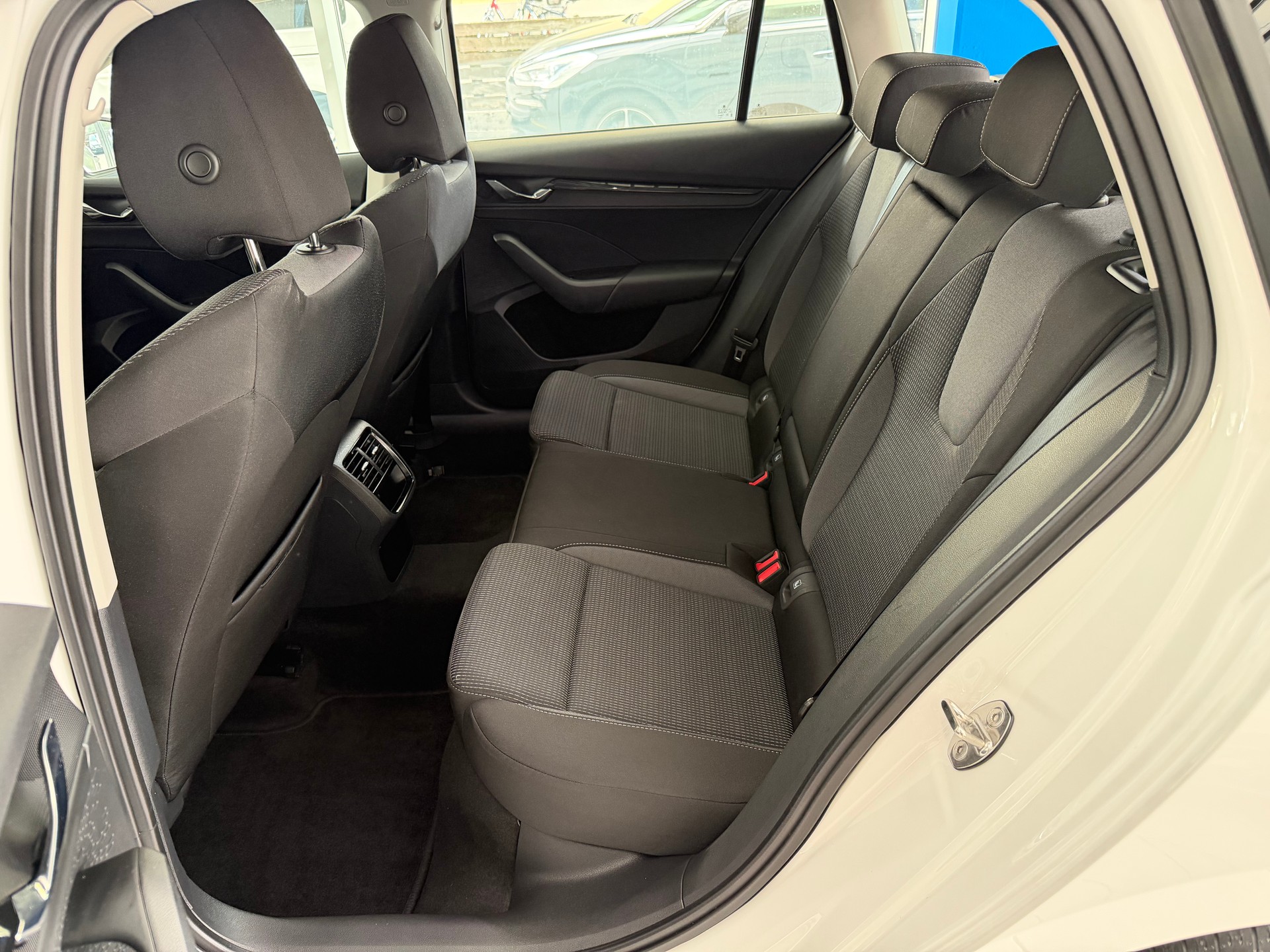 SKODA Octavia Combi 2.0 TSI Ambition DSG 4x4-image-17