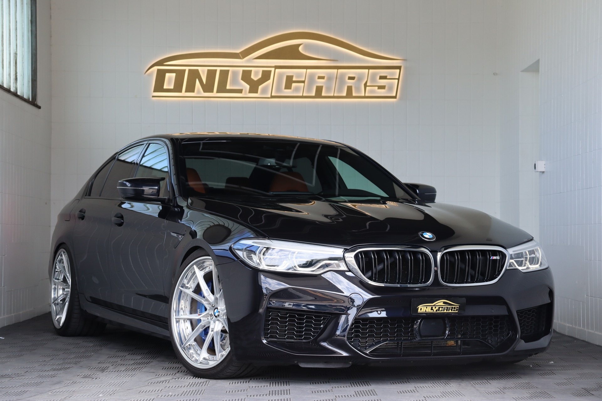 BMW M5 XDRIVE DRIVELOGIC * GRAIL AUSPUFF * AST-FEDERN * CUSTOM-FELGEN * CH-FAHRZEUG *-image-0