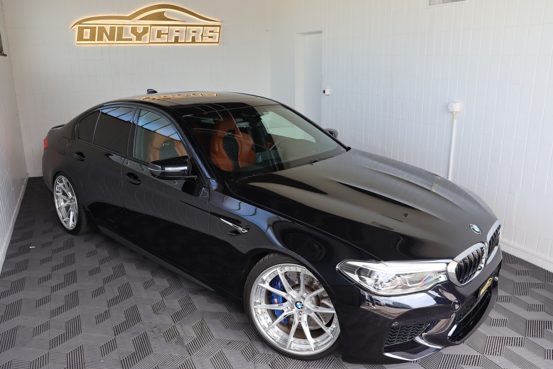 BMW M5 XDRIVE DRIVELOGIC * GRAIL AUSPUFF * AST-FEDERN * CUSTOM-FELGEN * CH-FAHRZEUG *-image-4