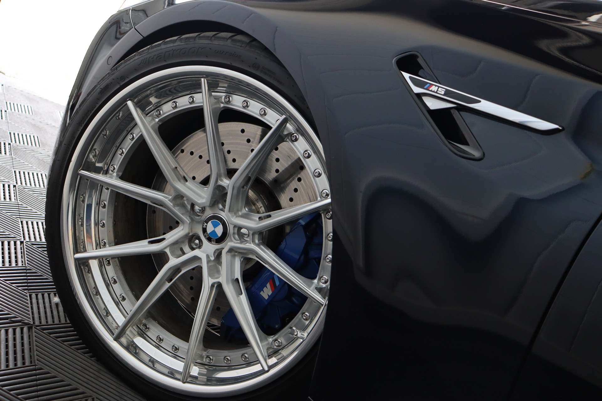 BMW M5 XDRIVE DRIVELOGIC * GRAIL AUSPUFF * AST-FEDERN * CUSTOM-FELGEN * CH-FAHRZEUG *-image-5