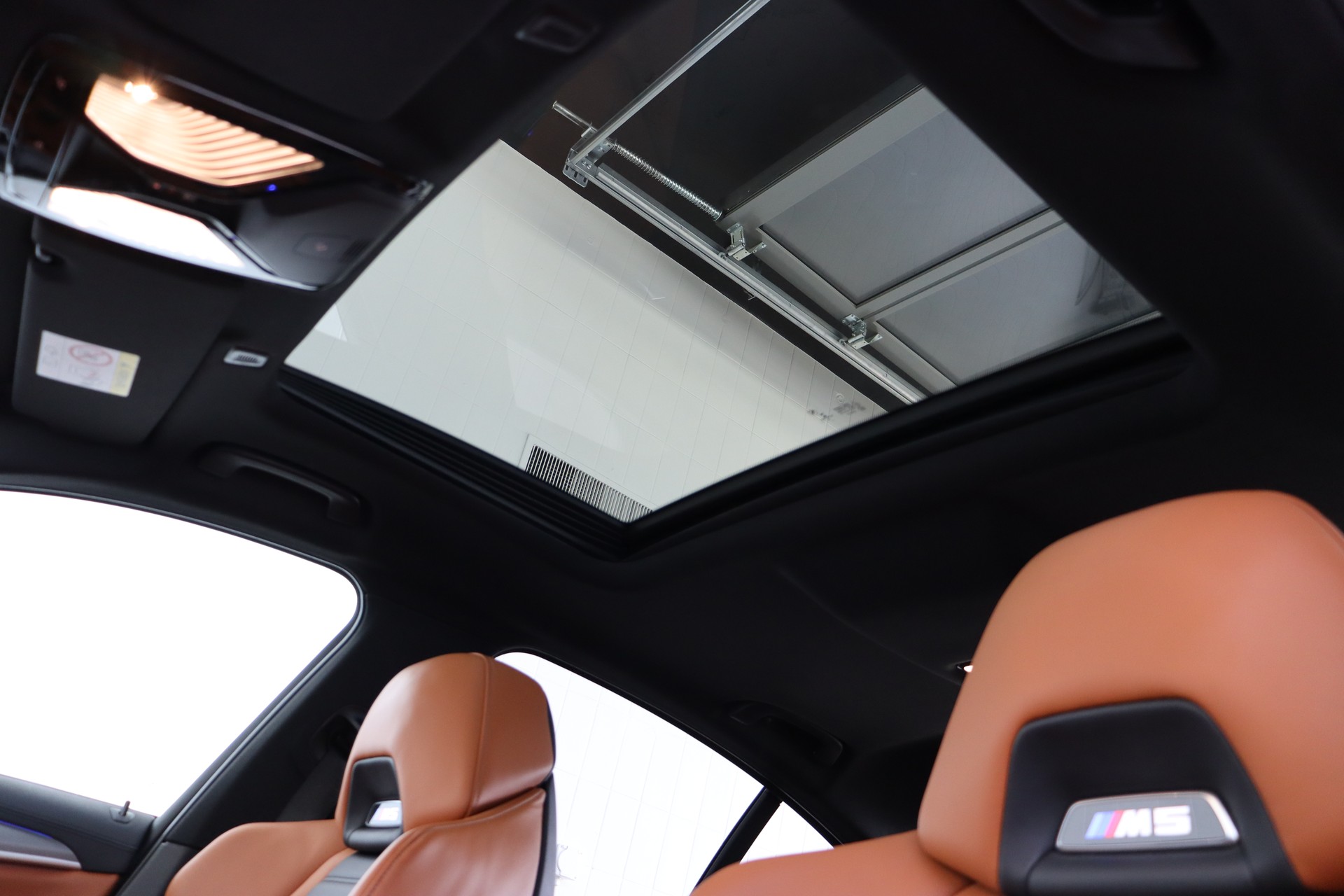 BMW M5 XDRIVE DRIVELOGIC * GRAIL AUSPUFF * AST-FEDERN * CUSTOM-FELGEN * CH-FAHRZEUG *-image-26