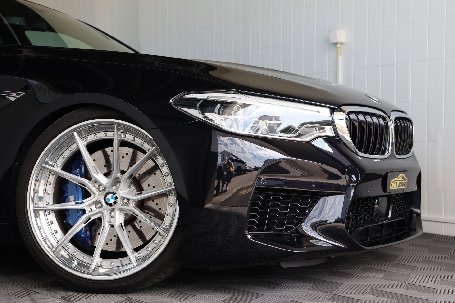 BMW M5 XDRIVE DRIVELOGIC * GRAIL AUSPUFF * AST-FEDERN * CUSTOM-FELGEN * CH-FAHRZEUG *-image-3