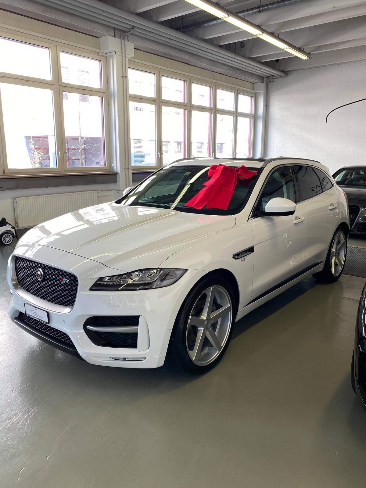 JAGUAR Faguar F-Pace 2.0 Diesel R-Line AWD-image-1