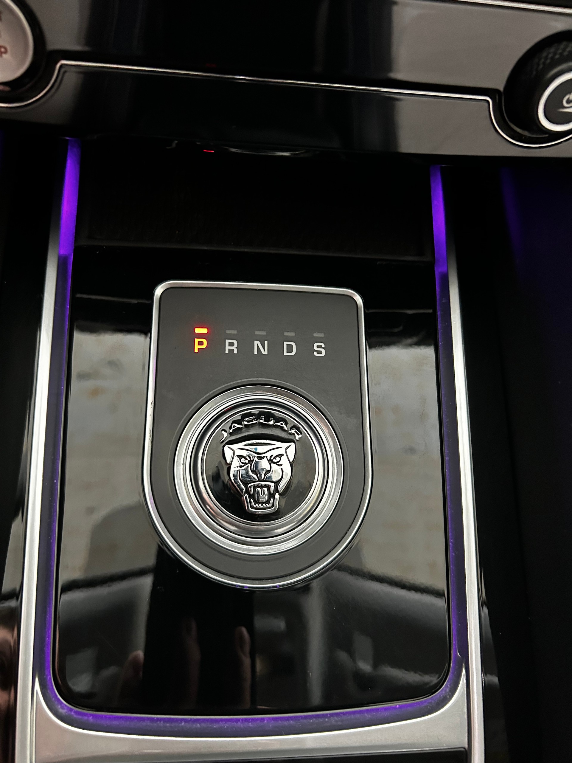 JAGUAR Faguar F-Pace 2.0 Diesel R-Line AWD-image-5