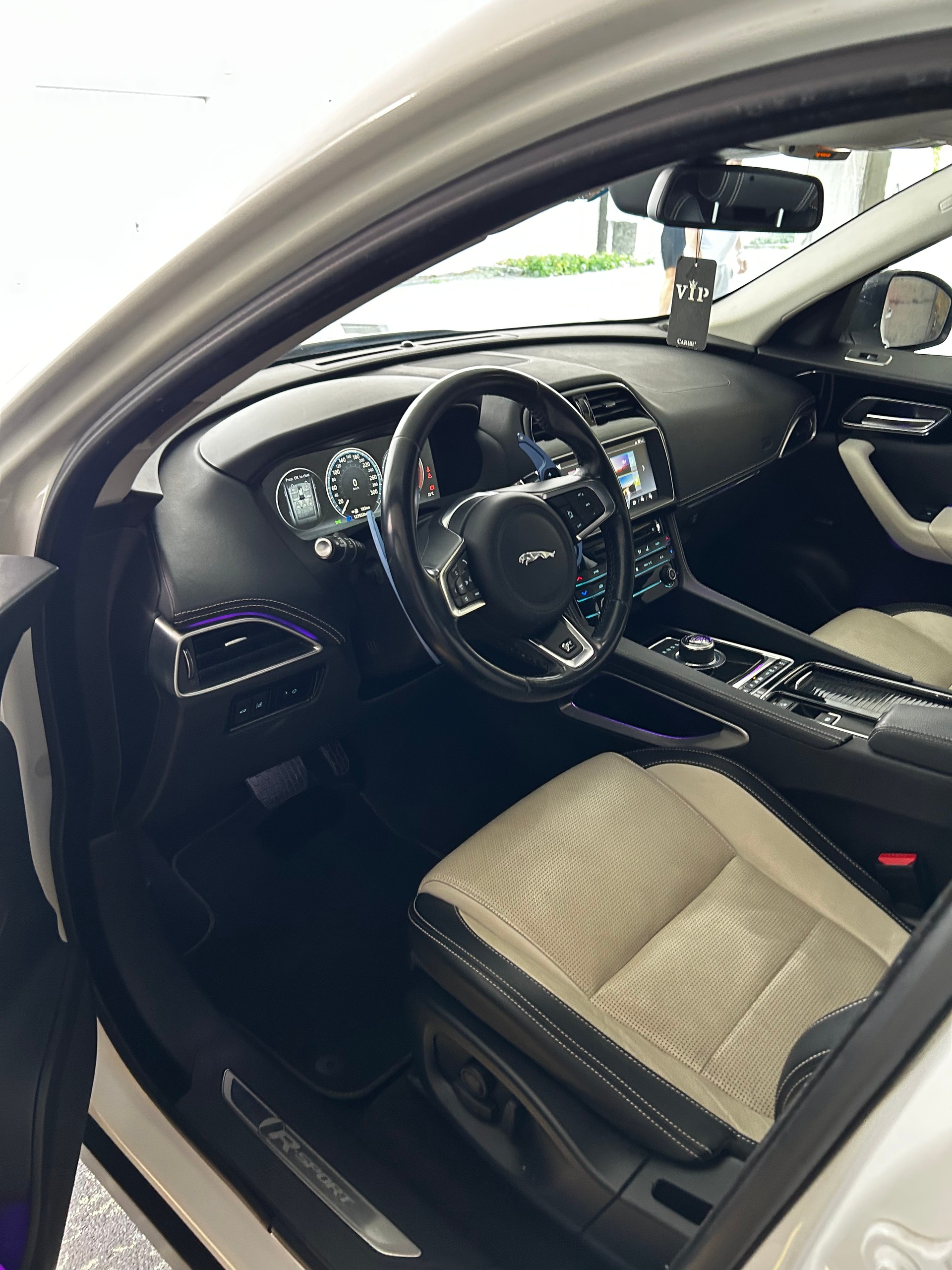 JAGUAR Faguar F-Pace 2.0 Diesel R-Line AWD-image-4