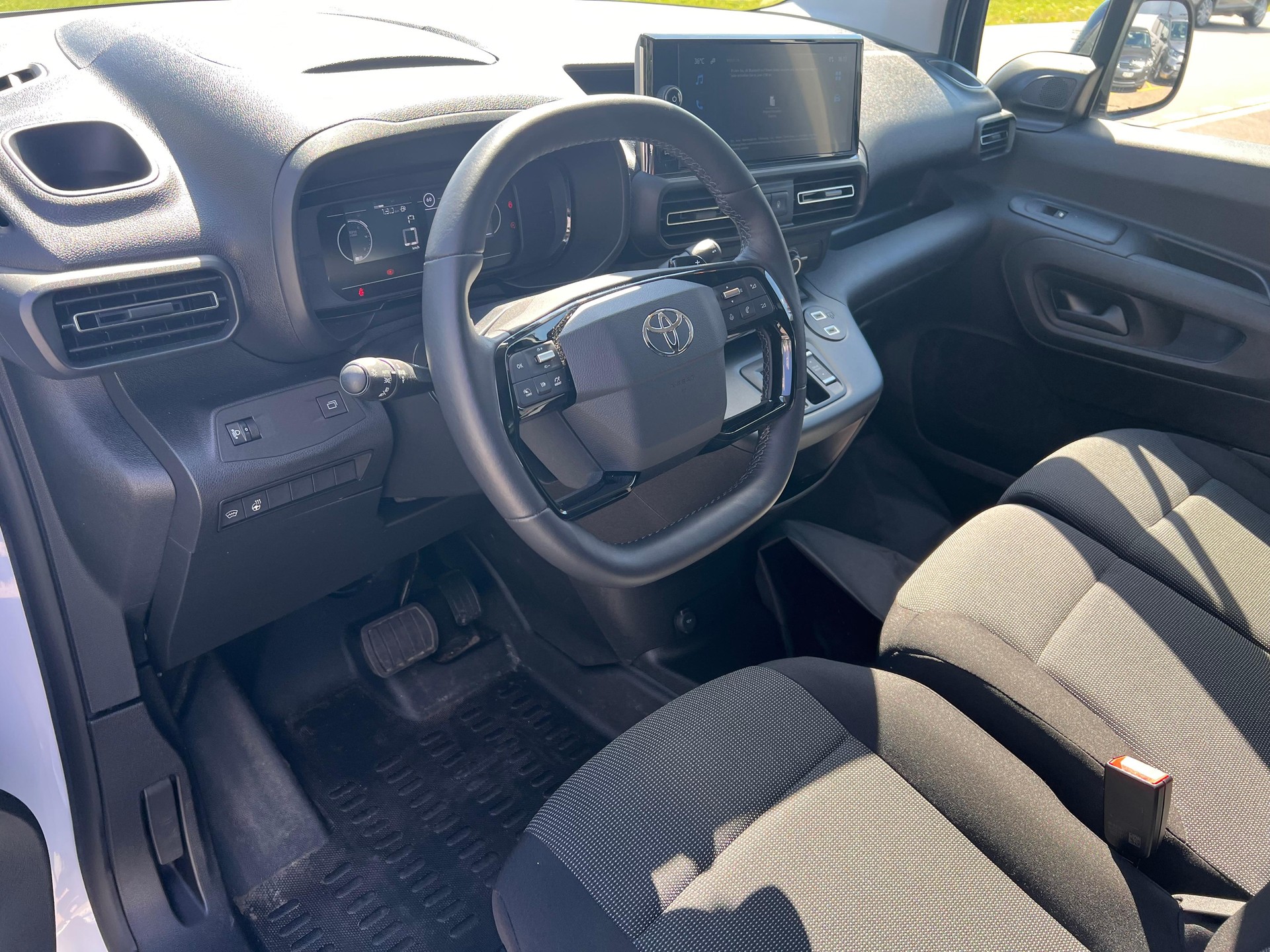 TOYOTA PROACE CITY Van L1 1.5 D Active-image-8