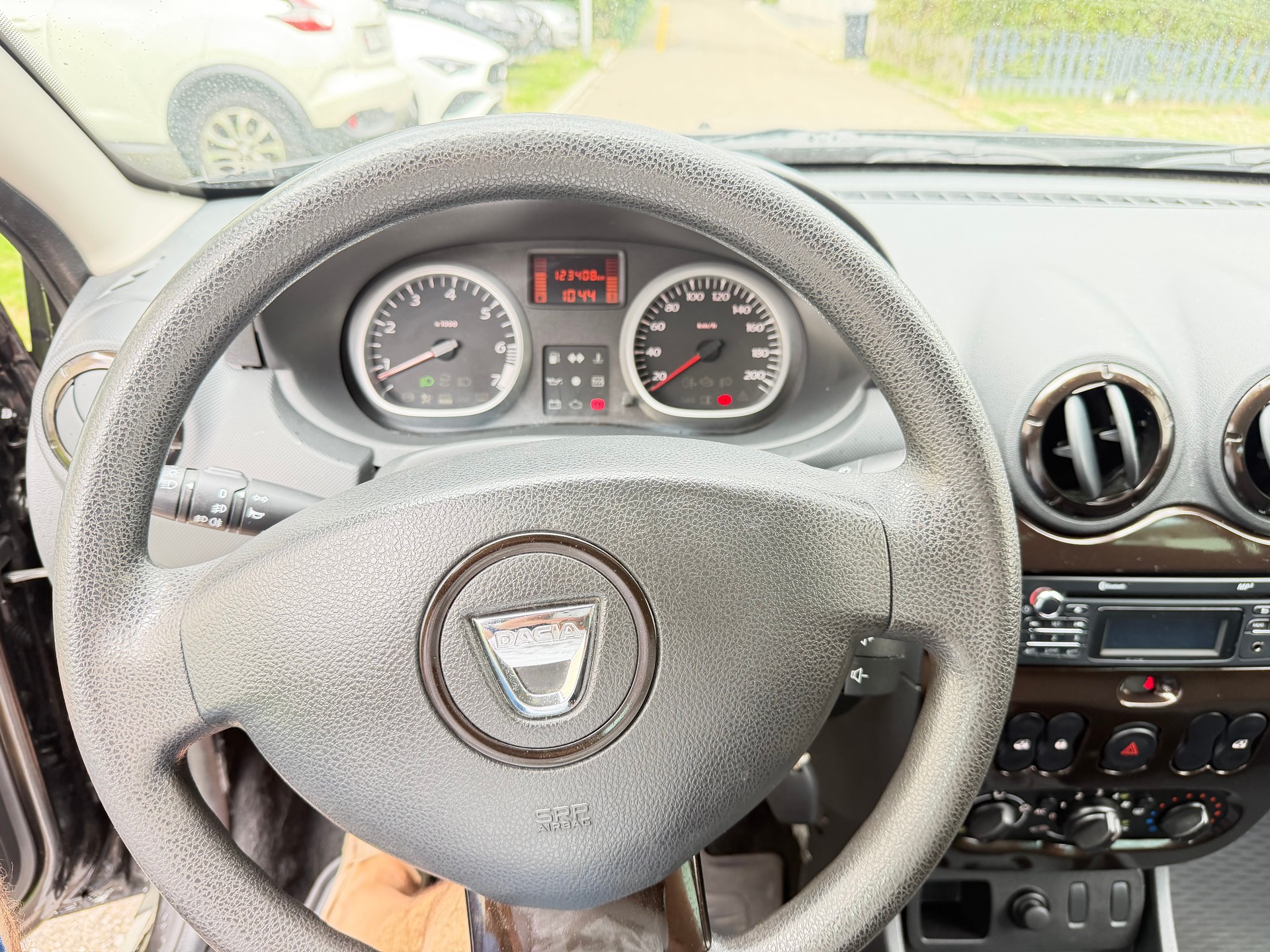DACIA Duster 1.6 City Lauréate 4x2-image-12