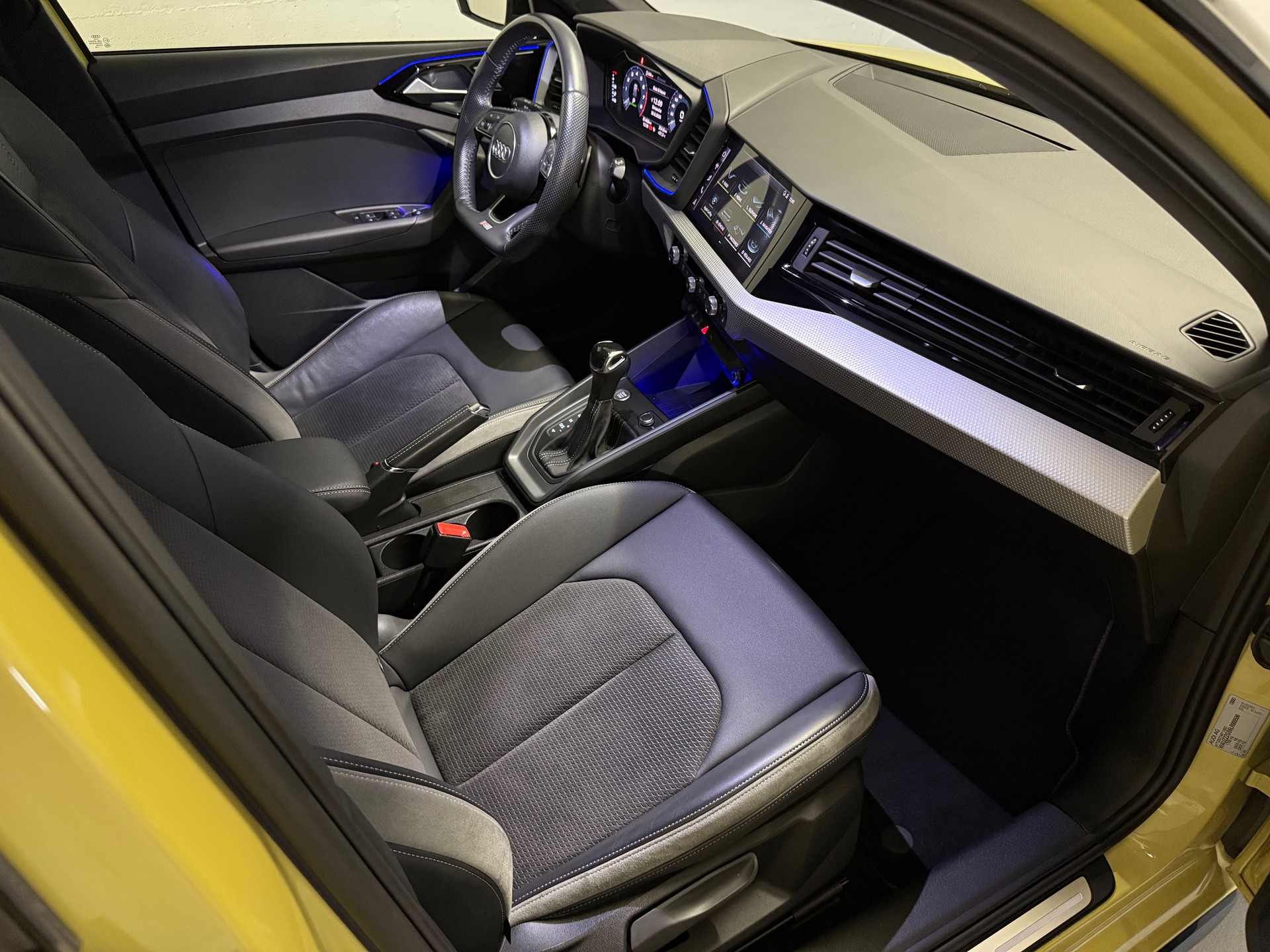 AUDI A1 Sportback 35 TFSI S Line S-tronic *Full options* *Python Yellow*-image-9