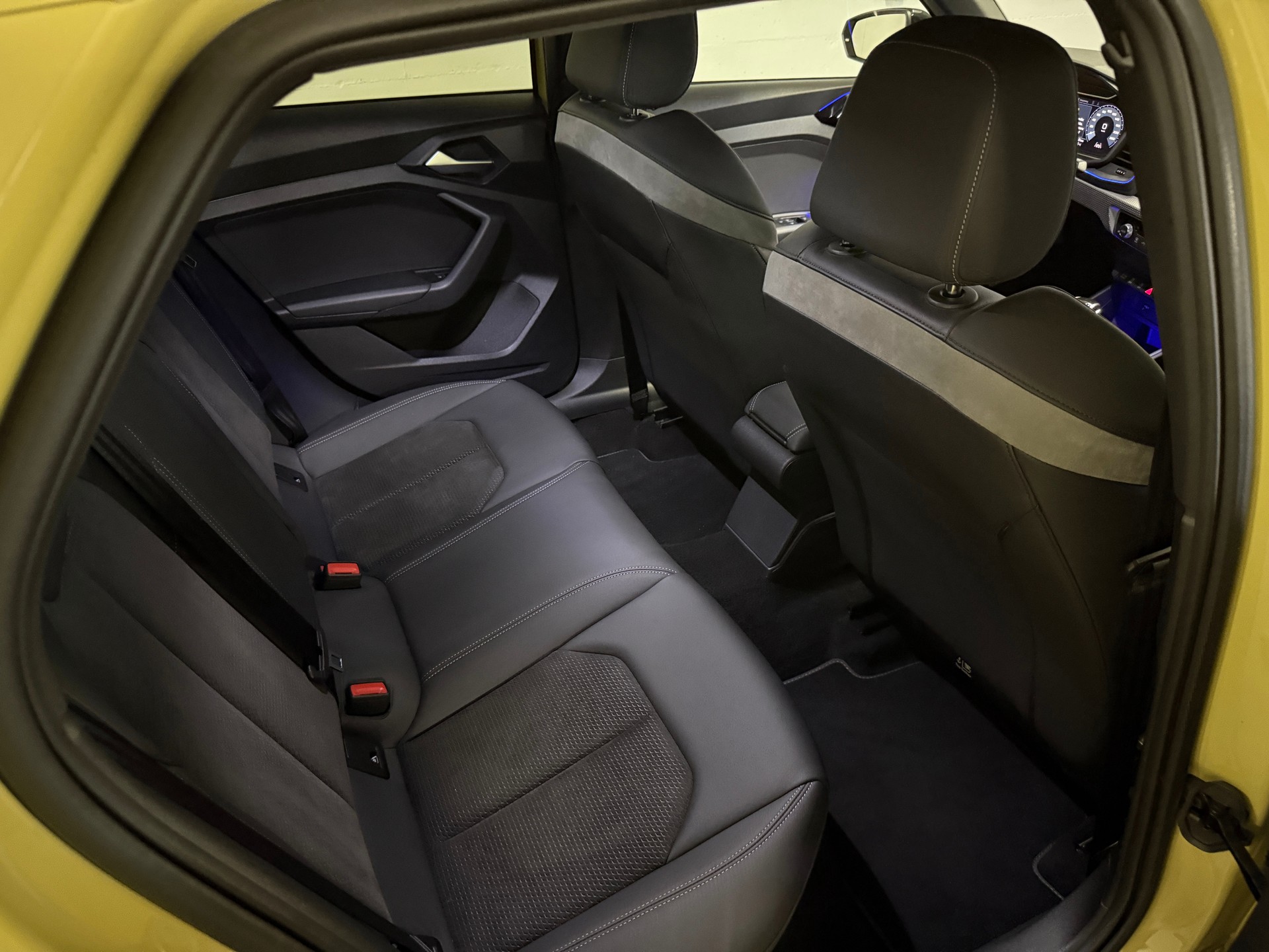 AUDI A1 Sportback 35 TFSI S Line S-tronic *Full options* *Python Yellow*-image-8