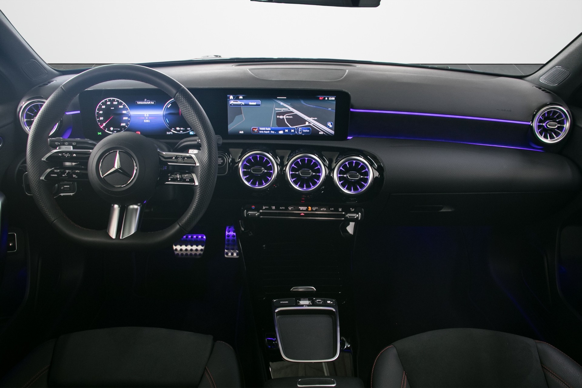 MERCEDES-BENZ A 250 e 8G-DCT-showroom-element-3