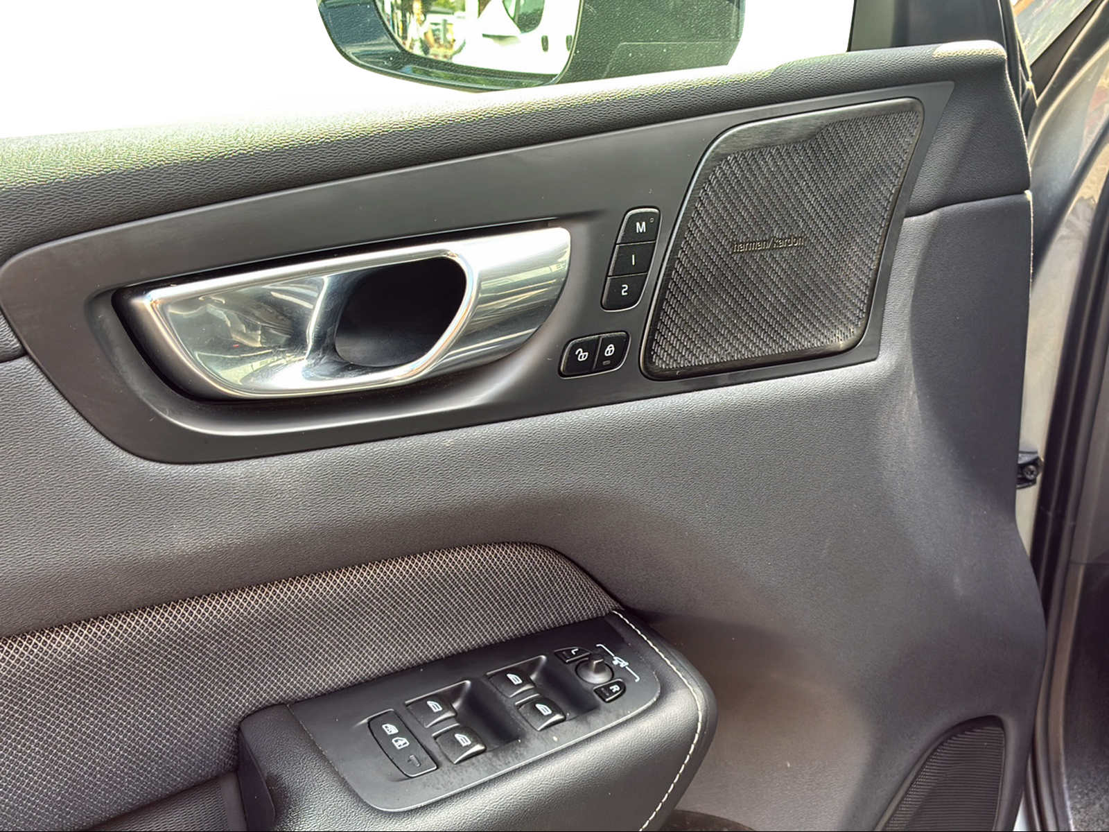 VOLVO XC60 2.0 T8 TE R-Design eAWD-image-11