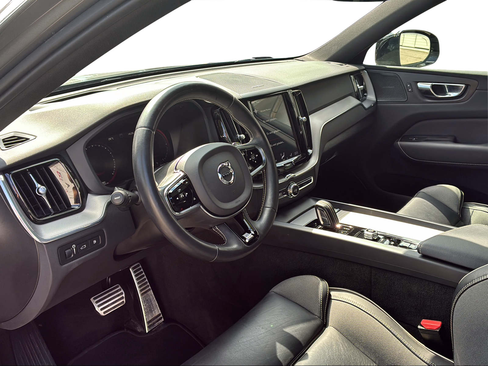 VOLVO XC60 2.0 T8 TE R-Design eAWD-image-9