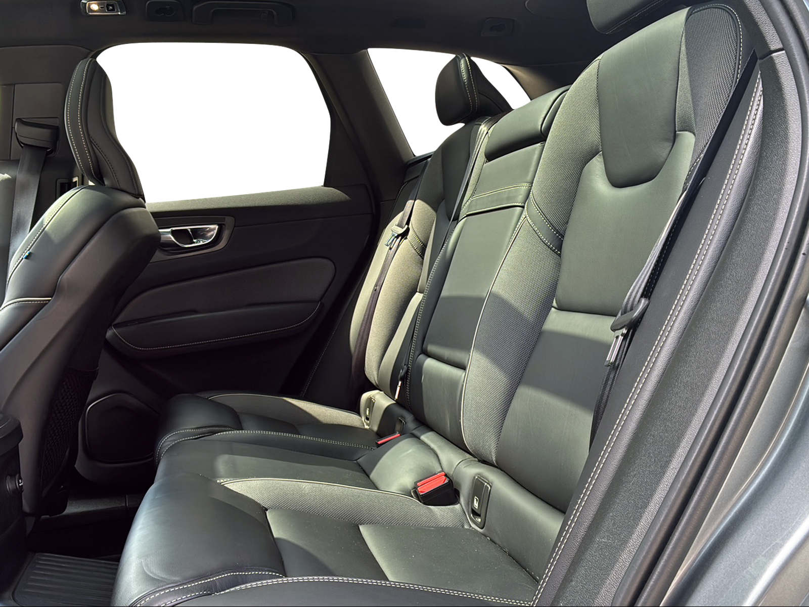 VOLVO XC60 2.0 T8 TE R-Design eAWD-image-13