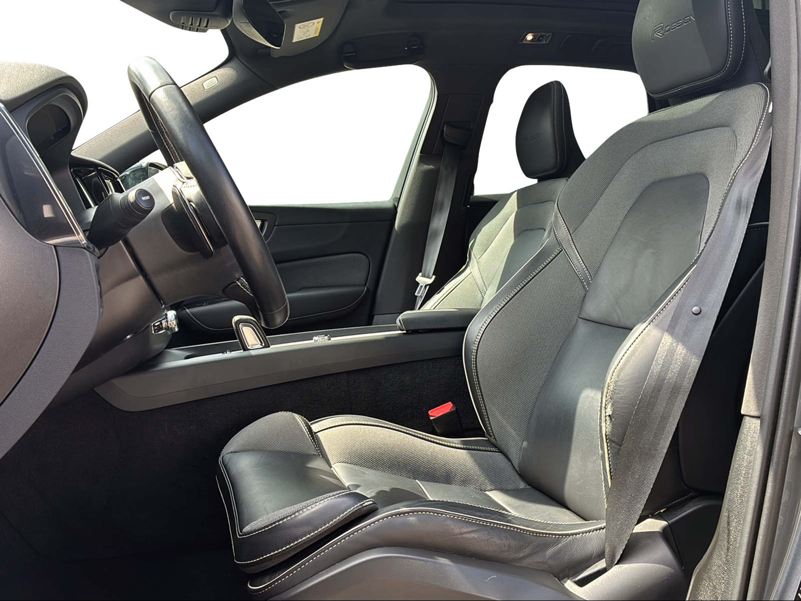 VOLVO XC60 2.0 T8 TE R-Design eAWD-image-8