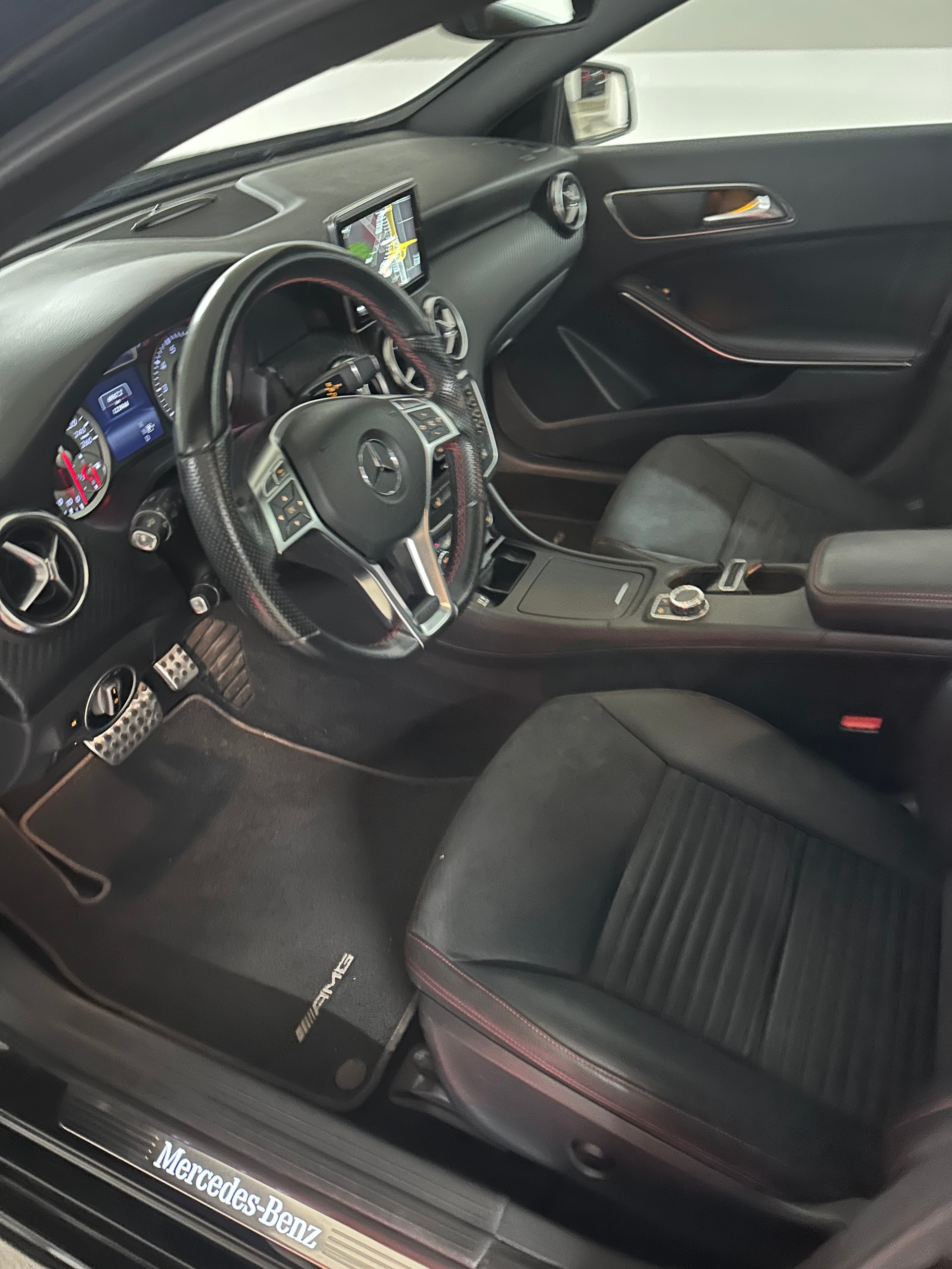 MERCEDES-BENZ A 200 AMG Line 7G-DCT-image-6
