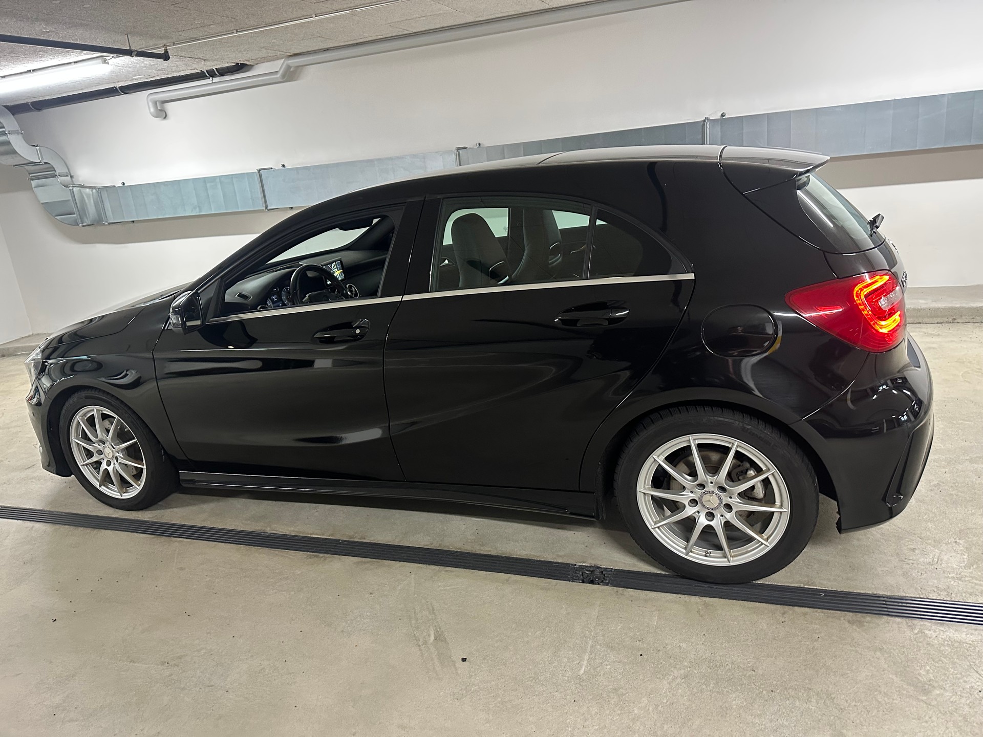 MERCEDES-BENZ A 200 AMG Line 7G-DCT-image-4