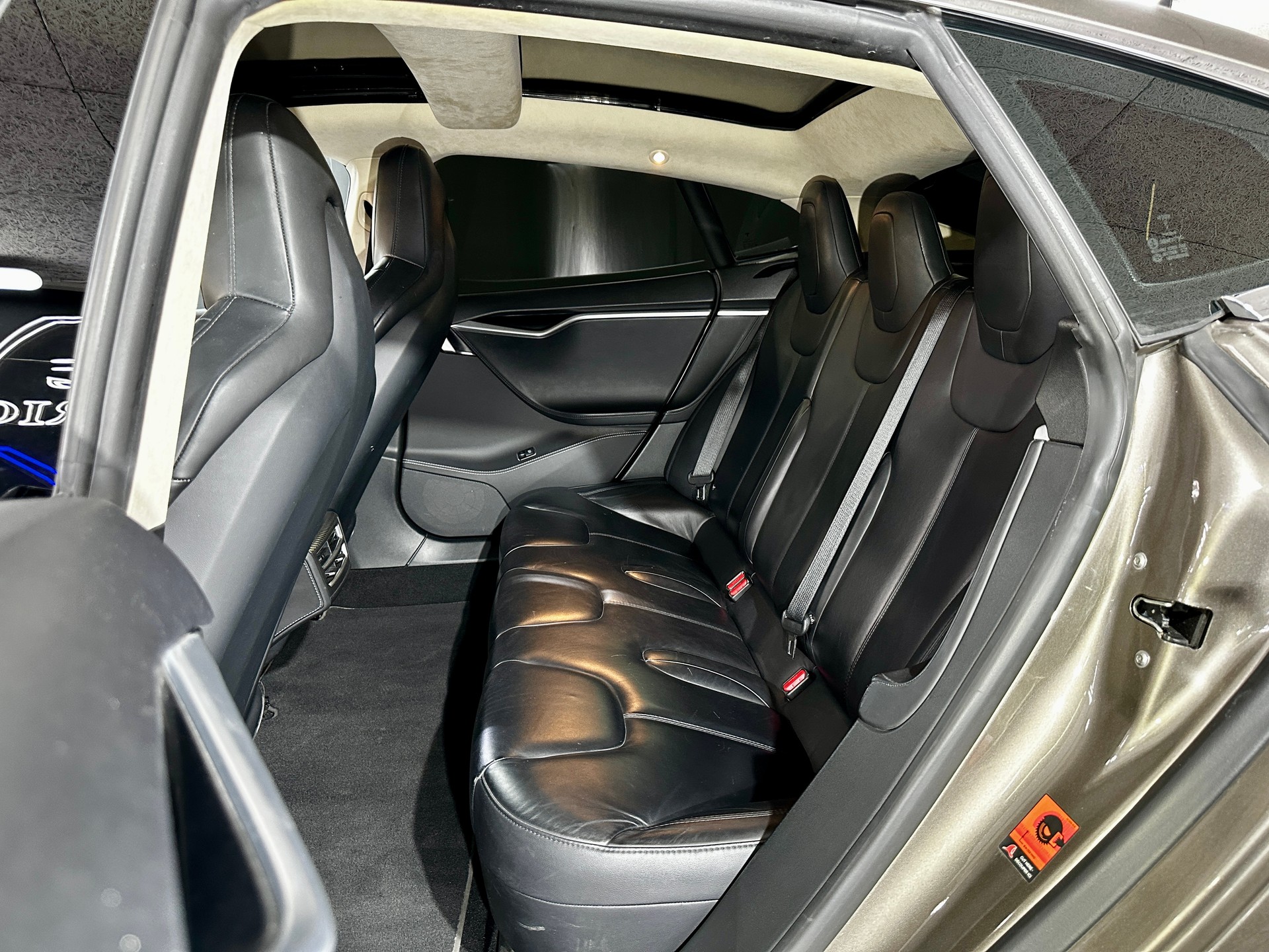 TESLA Model S 85 D Performance-image-28