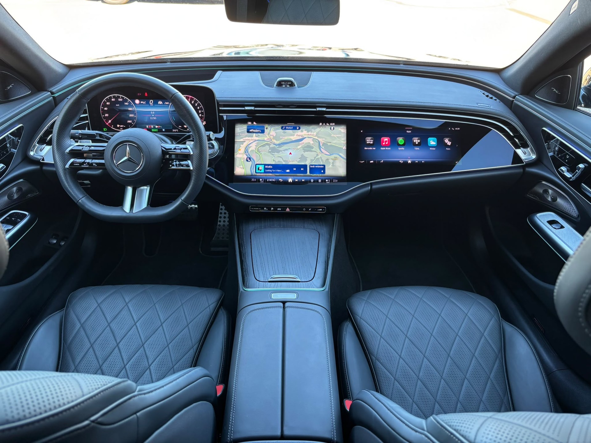 MERCEDES-BENZ E 300 e AMG-Line 4Matic-image-7
