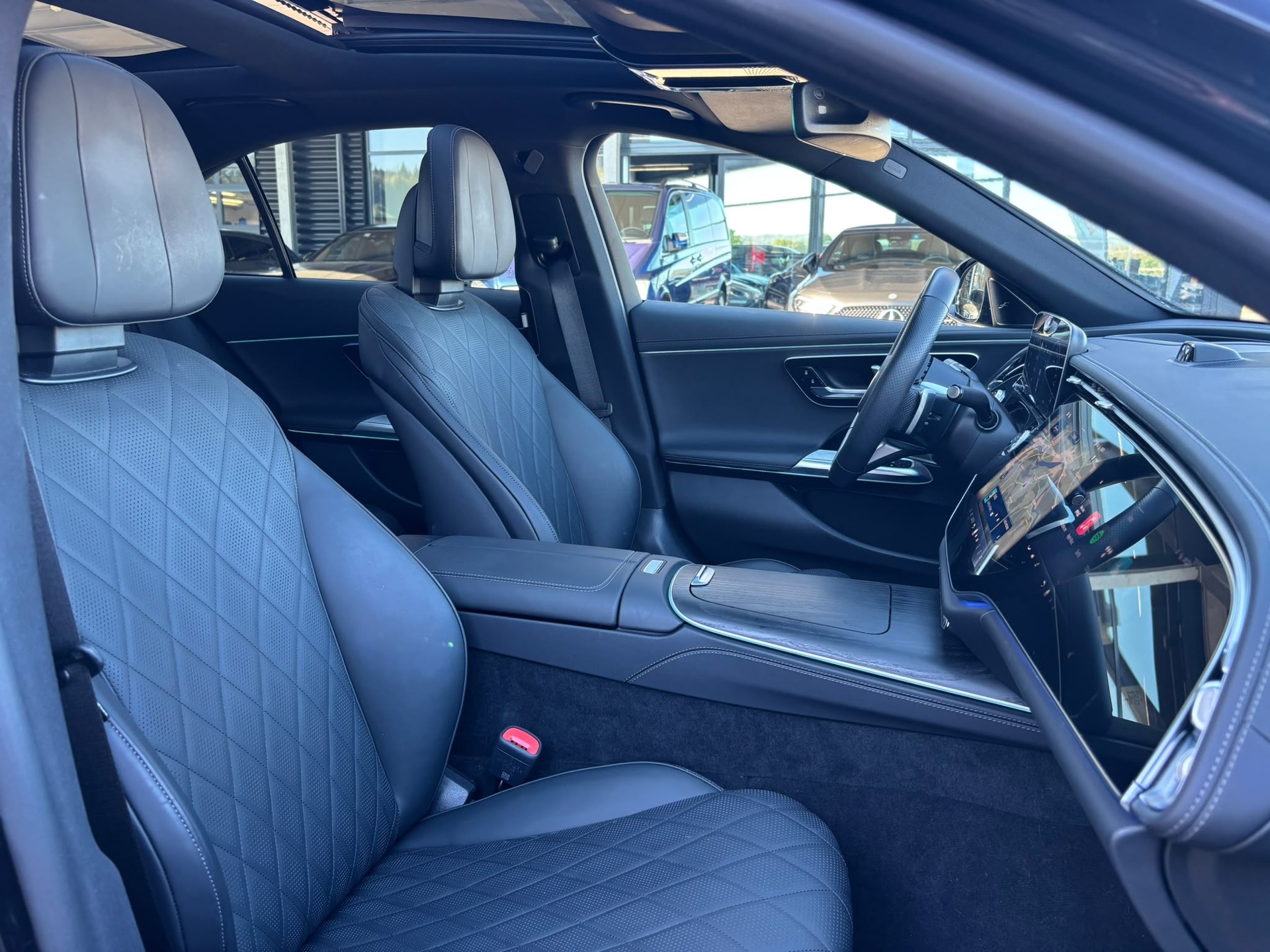 MERCEDES-BENZ E 300 e AMG-Line 4Matic-image-8