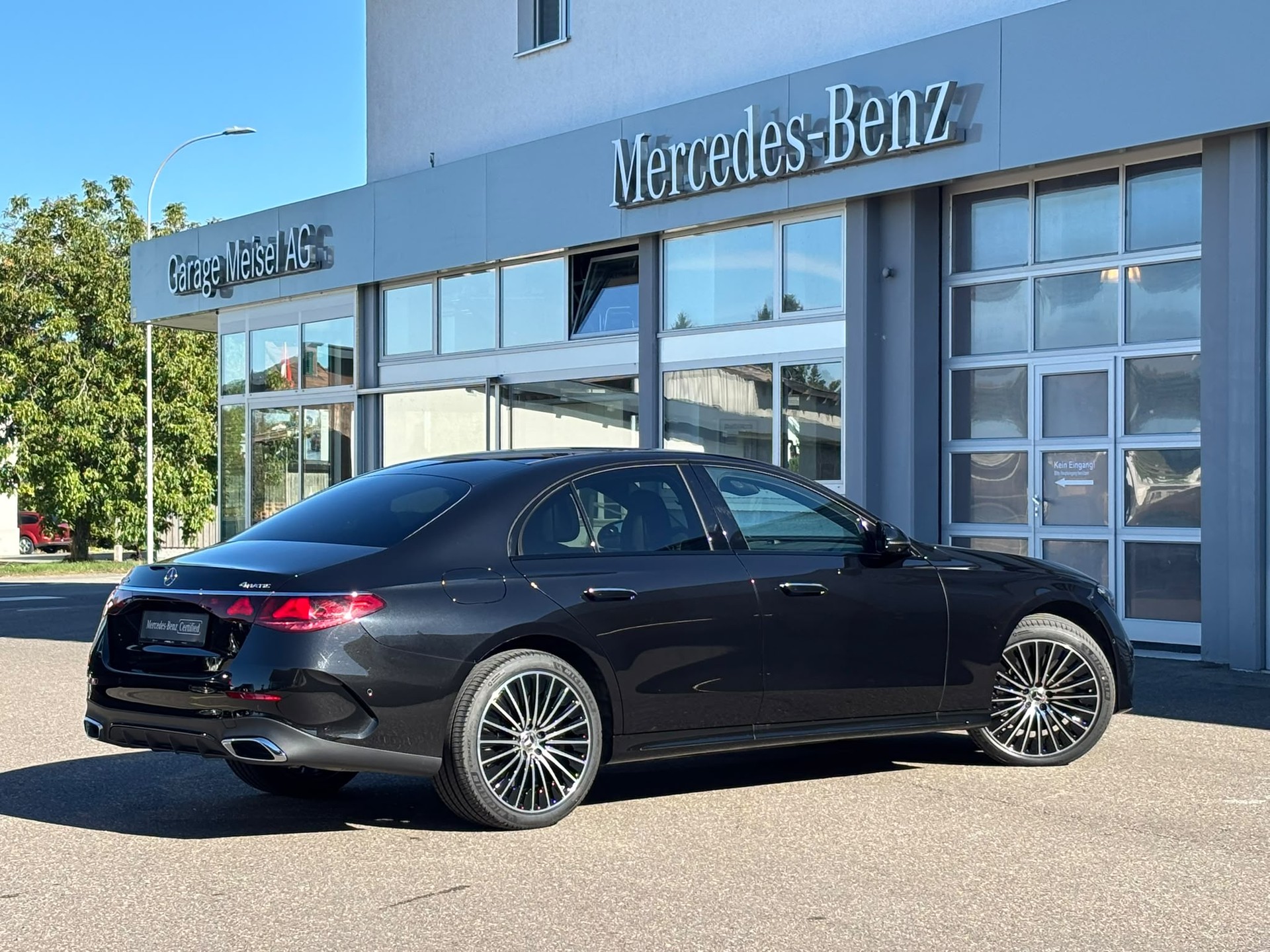 MERCEDES-BENZ E 300 e AMG-Line 4Matic-image-2