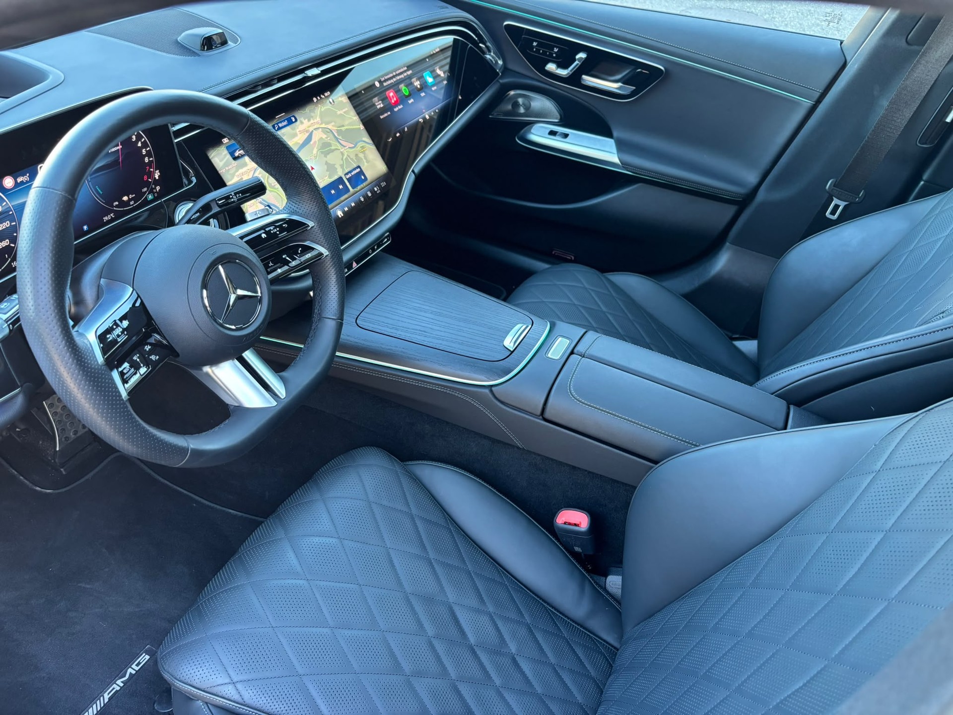 MERCEDES-BENZ E 300 e AMG-Line 4Matic-image-6