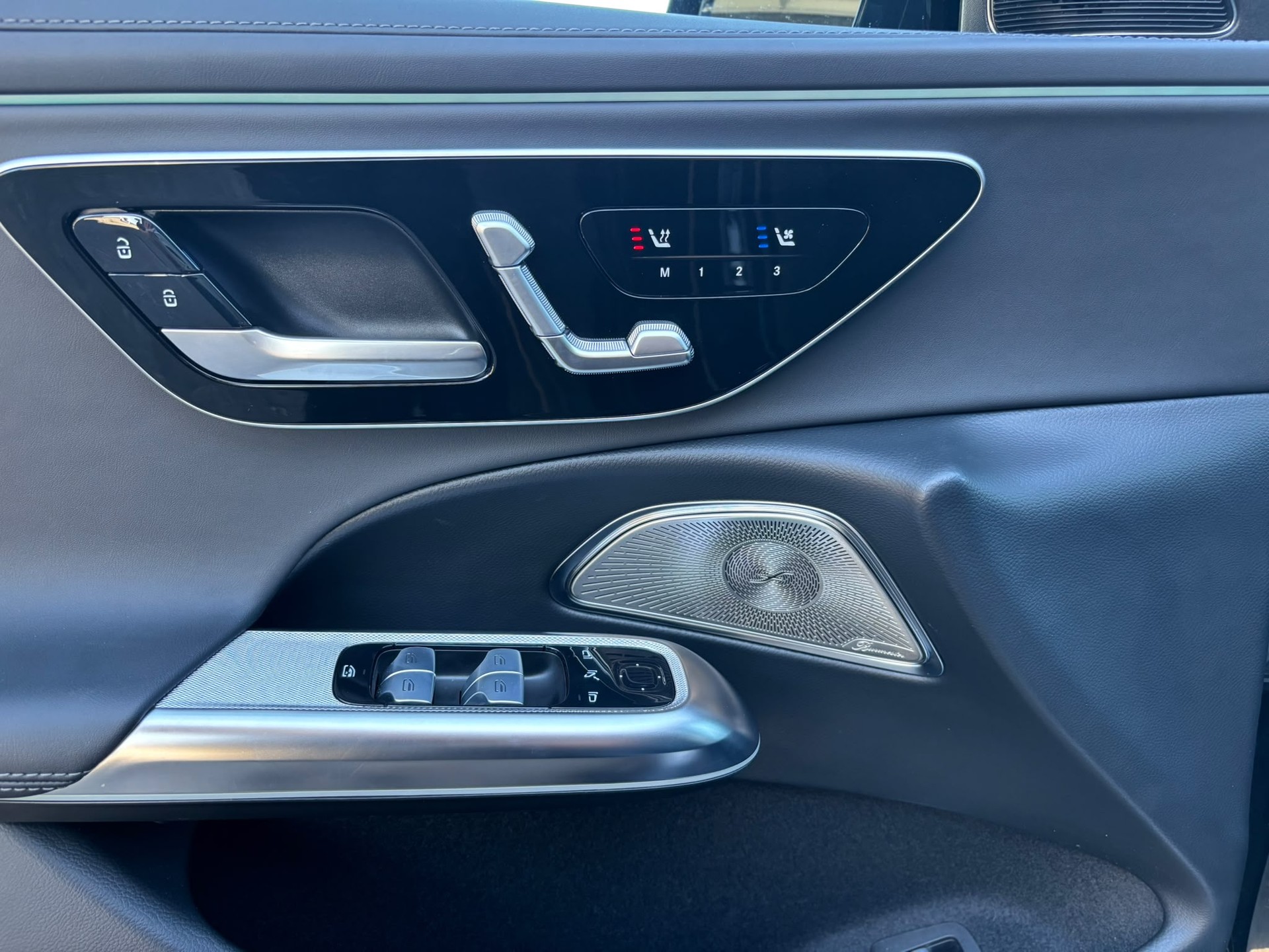 MERCEDES-BENZ E 300 e AMG-Line 4Matic-image-12