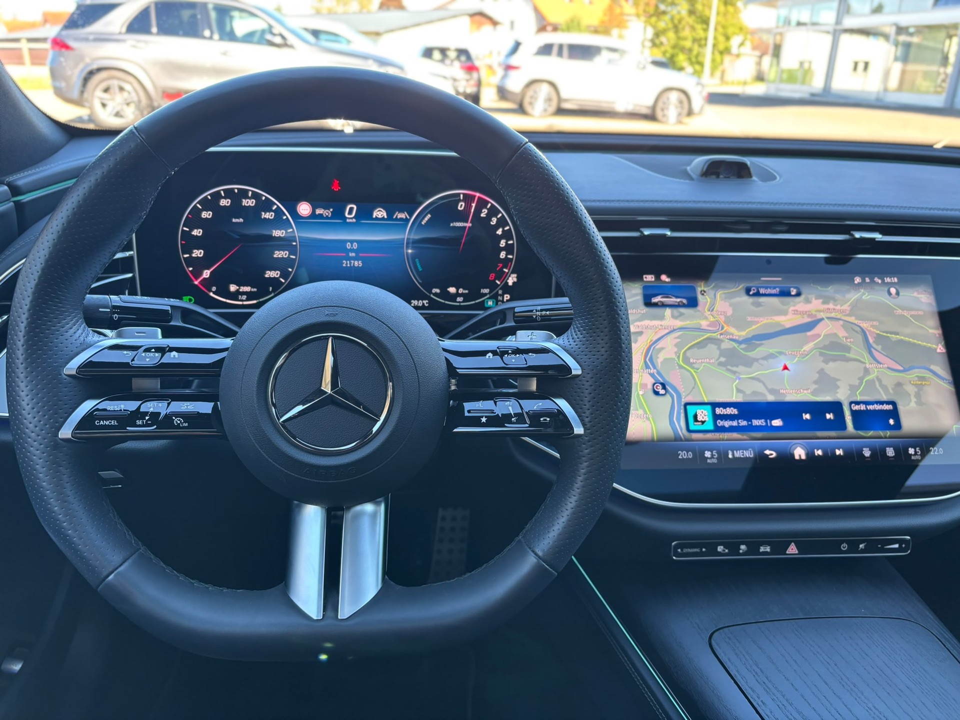 MERCEDES-BENZ E 300 e AMG-Line 4Matic-image-10
