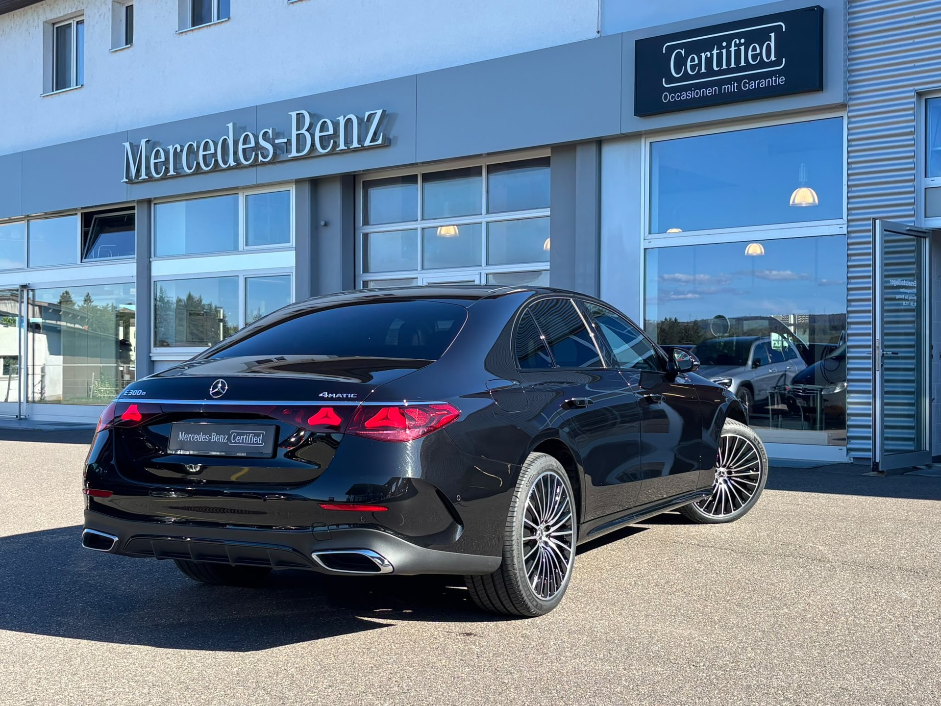 MERCEDES-BENZ E 300 e AMG-Line 4Matic-image-3