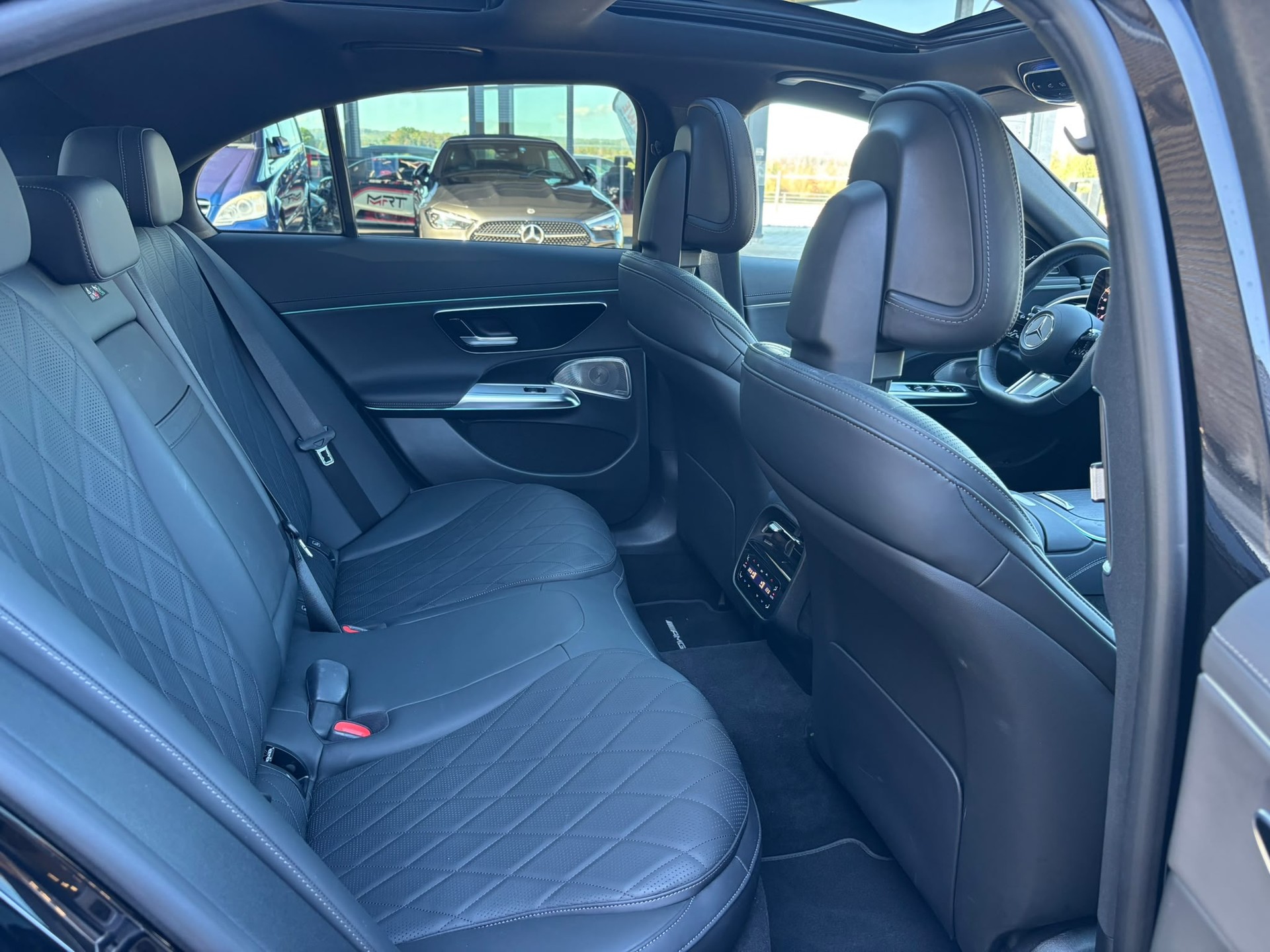 MERCEDES-BENZ E 300 e AMG-Line 4Matic-image-9
