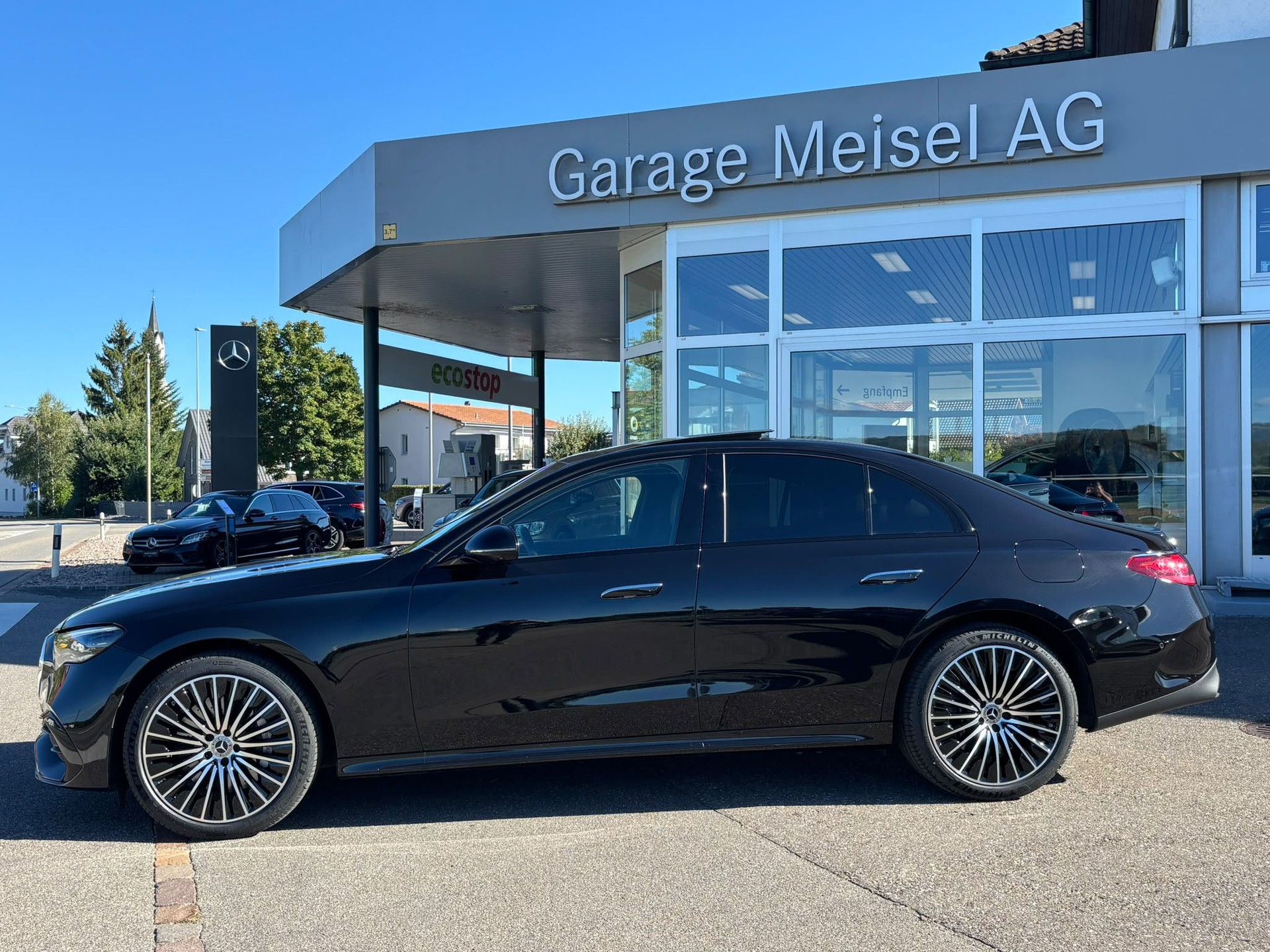 MERCEDES-BENZ E 300 e AMG-Line 4Matic-image-5