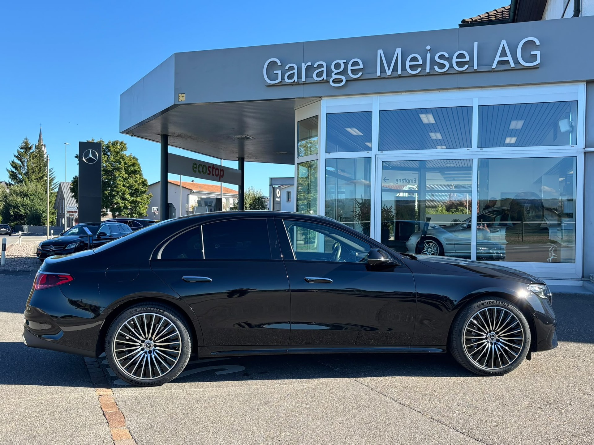 MERCEDES-BENZ E 300 e AMG-Line 4Matic-image-4