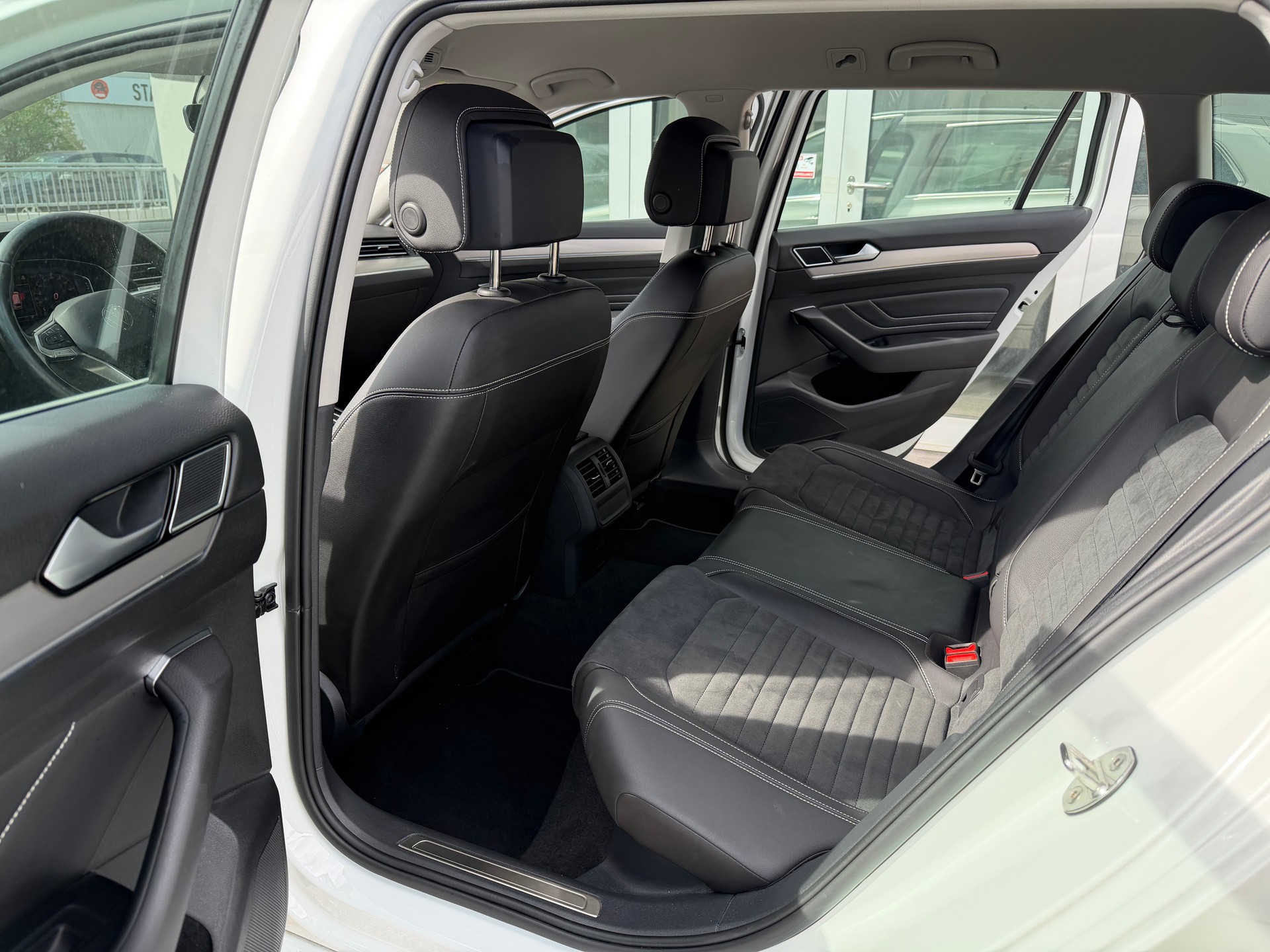 VW Passat Variant 2.0 TSI Elegance DSG-image-15