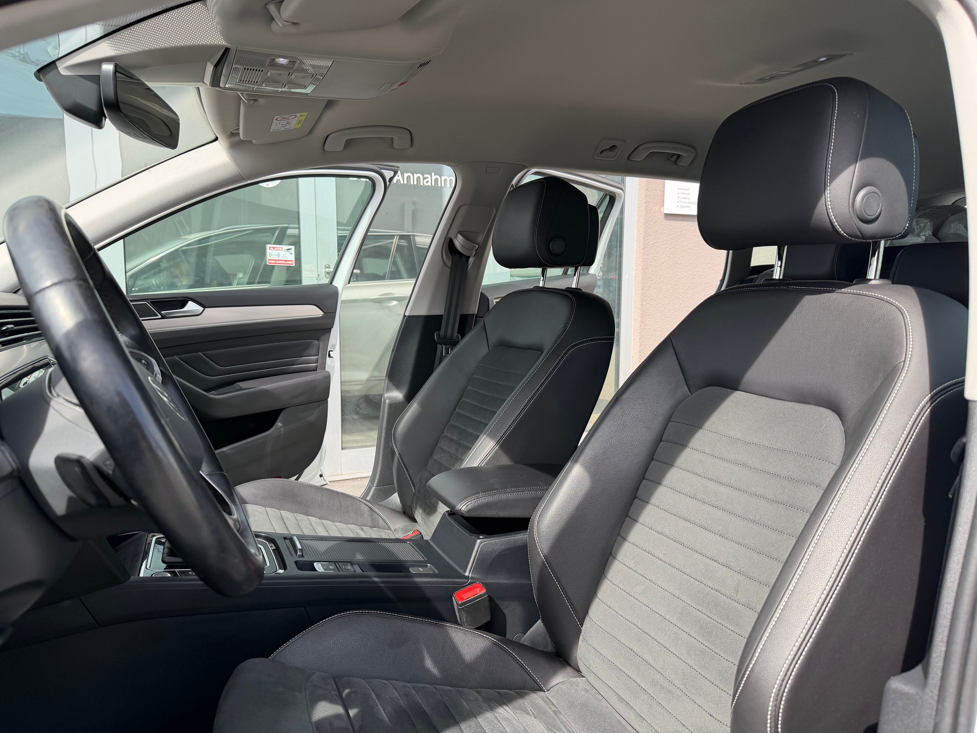 VW Passat Variant 2.0 TSI Elegance DSG-image-14