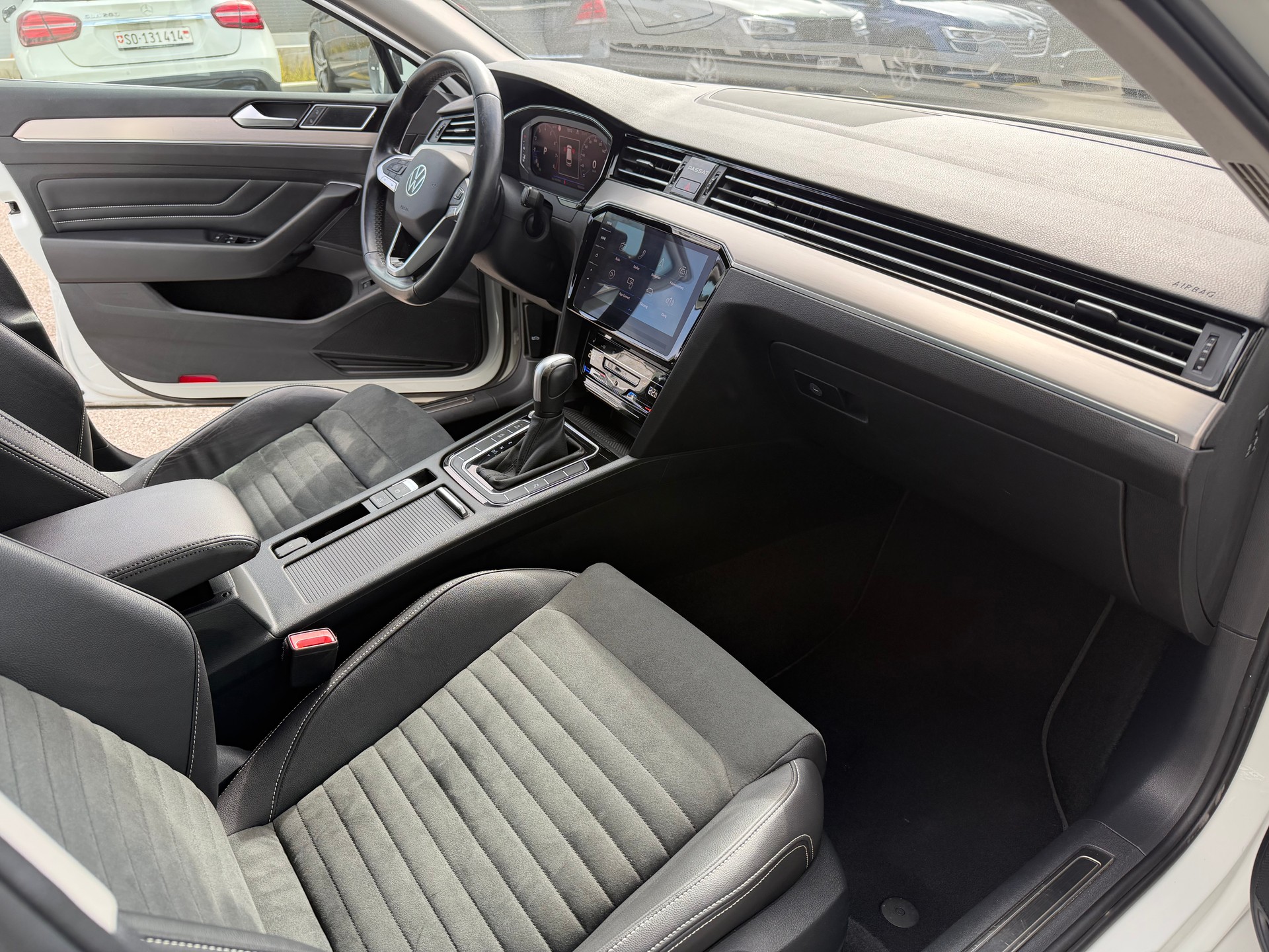 VW Passat Variant 2.0 TSI Elegance DSG-image-11