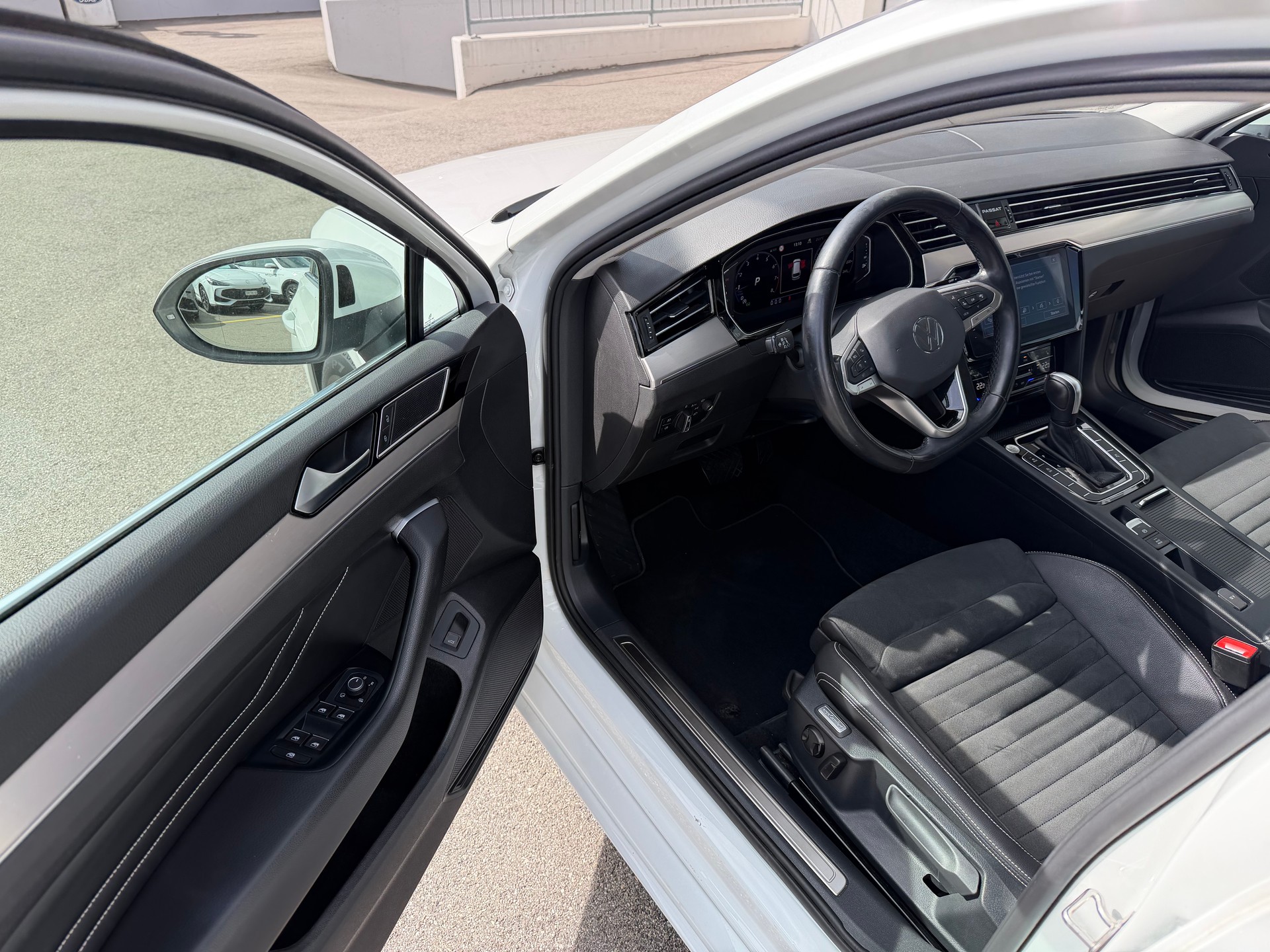 VW Passat Variant 2.0 TSI Elegance DSG-image-12