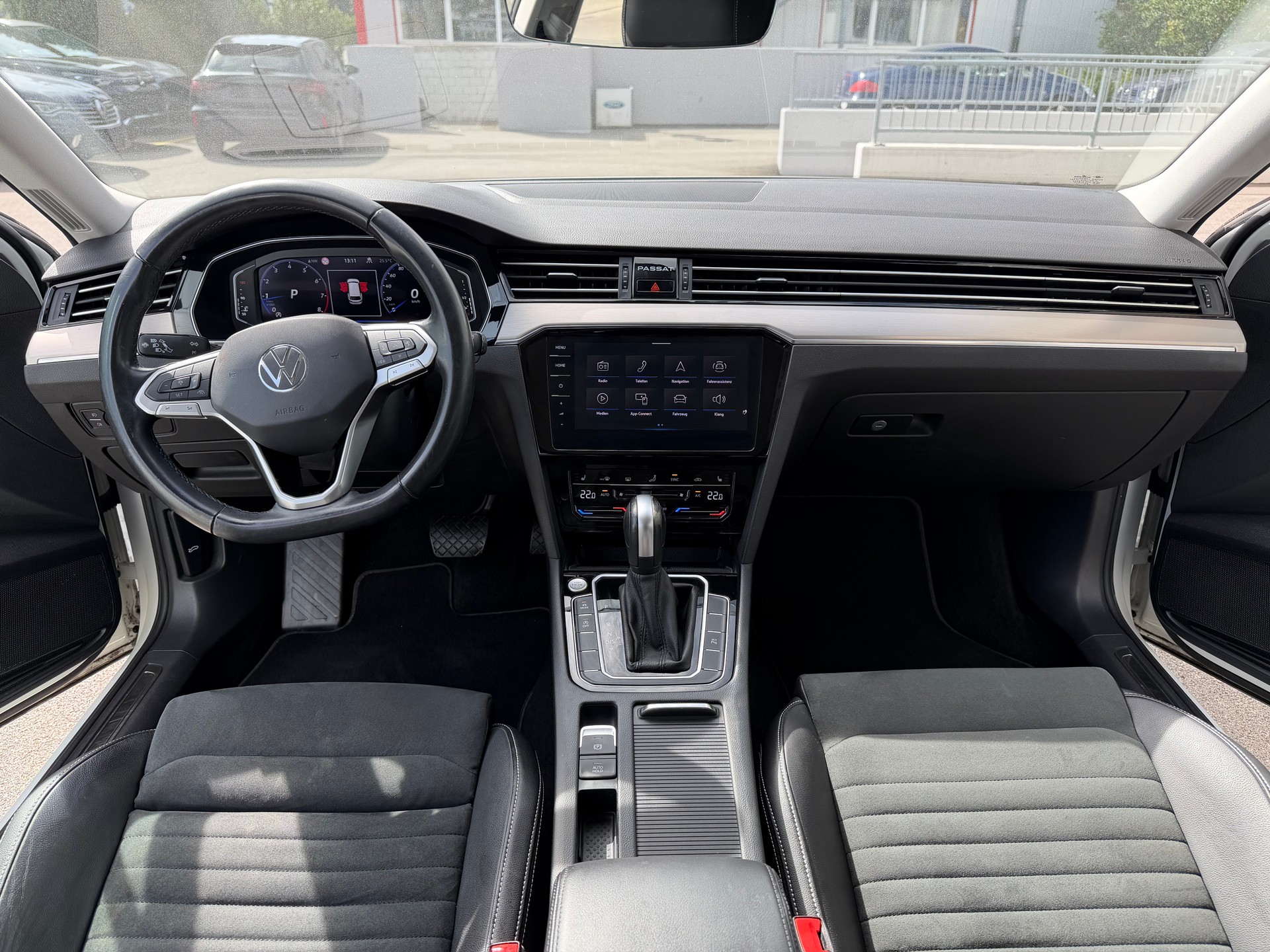 VW Passat Variant 2.0 TSI Elegance DSG-image-8