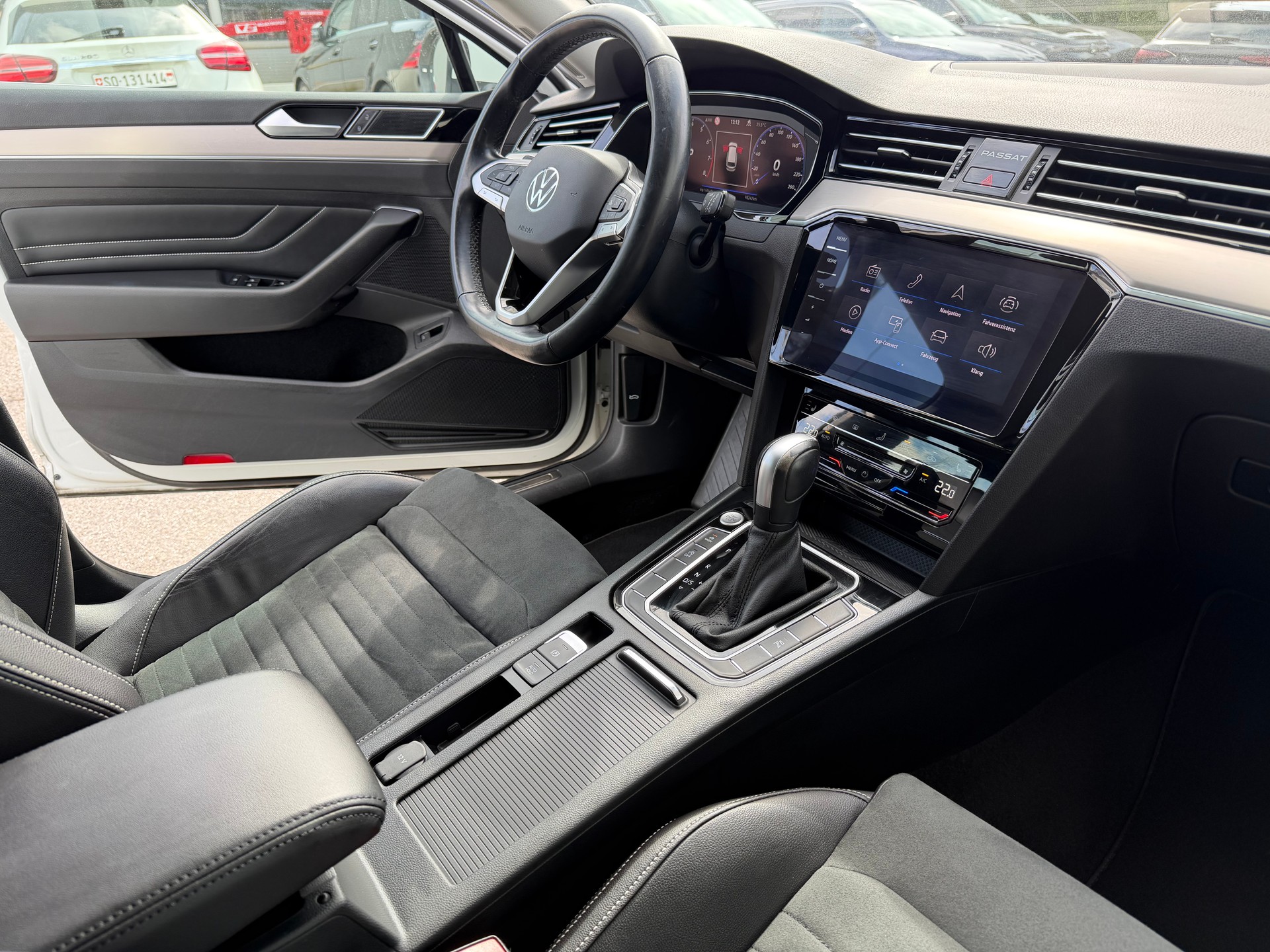 VW Passat Variant 2.0 TSI Elegance DSG-image-7