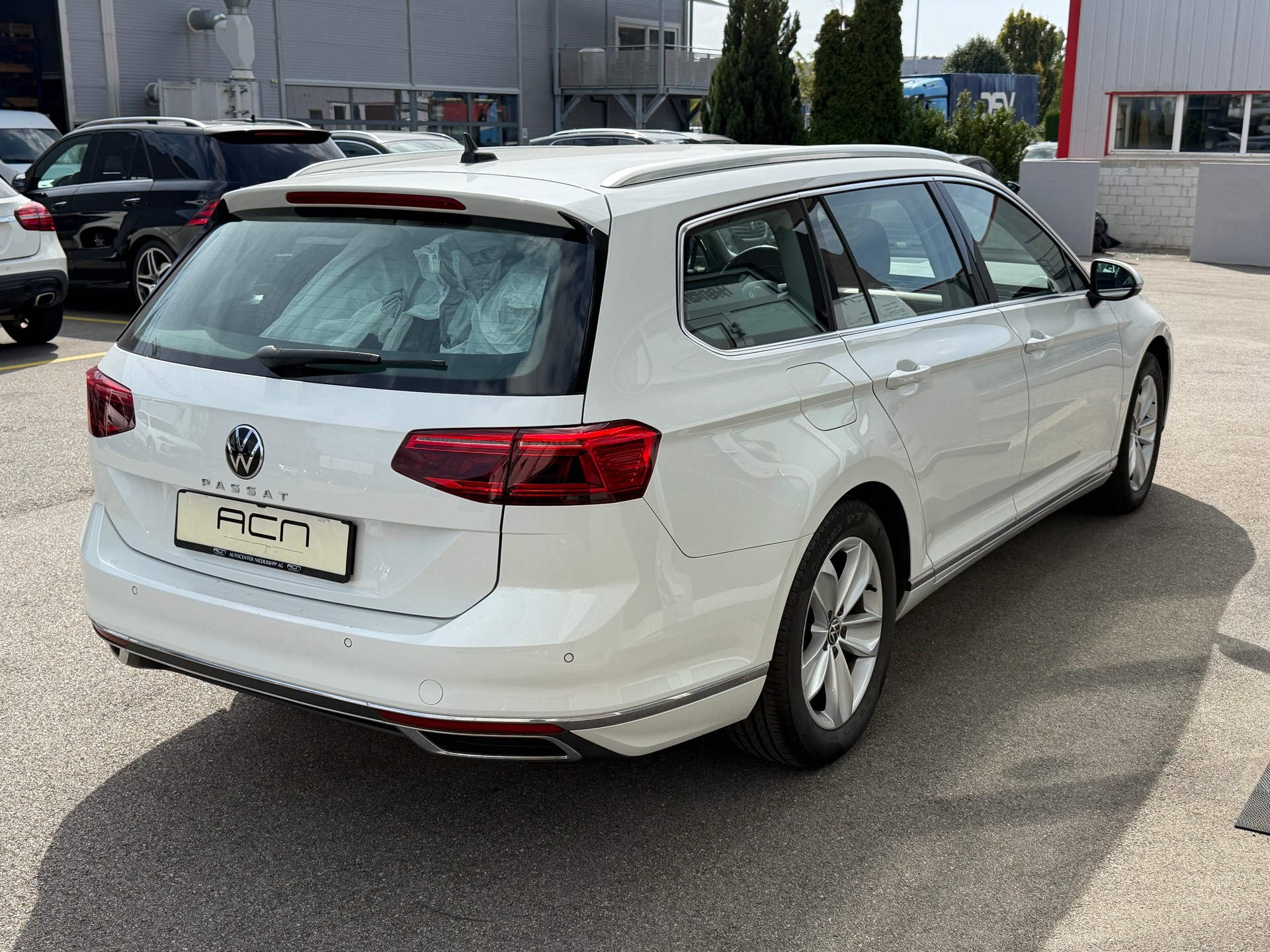 VW Passat Variant 2.0 TSI Elegance DSG-image-6