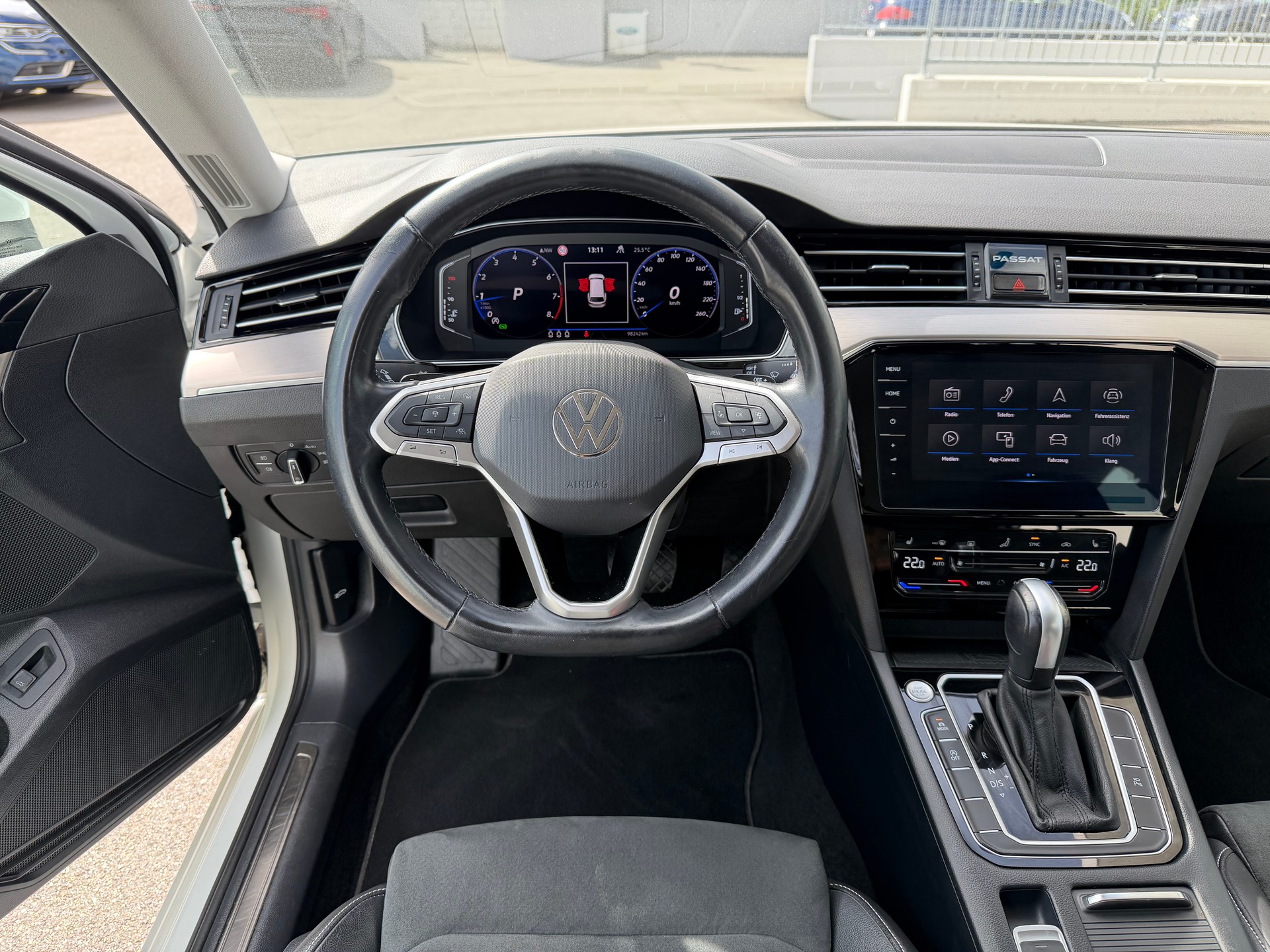 VW Passat Variant 2.0 TSI Elegance DSG-image-9