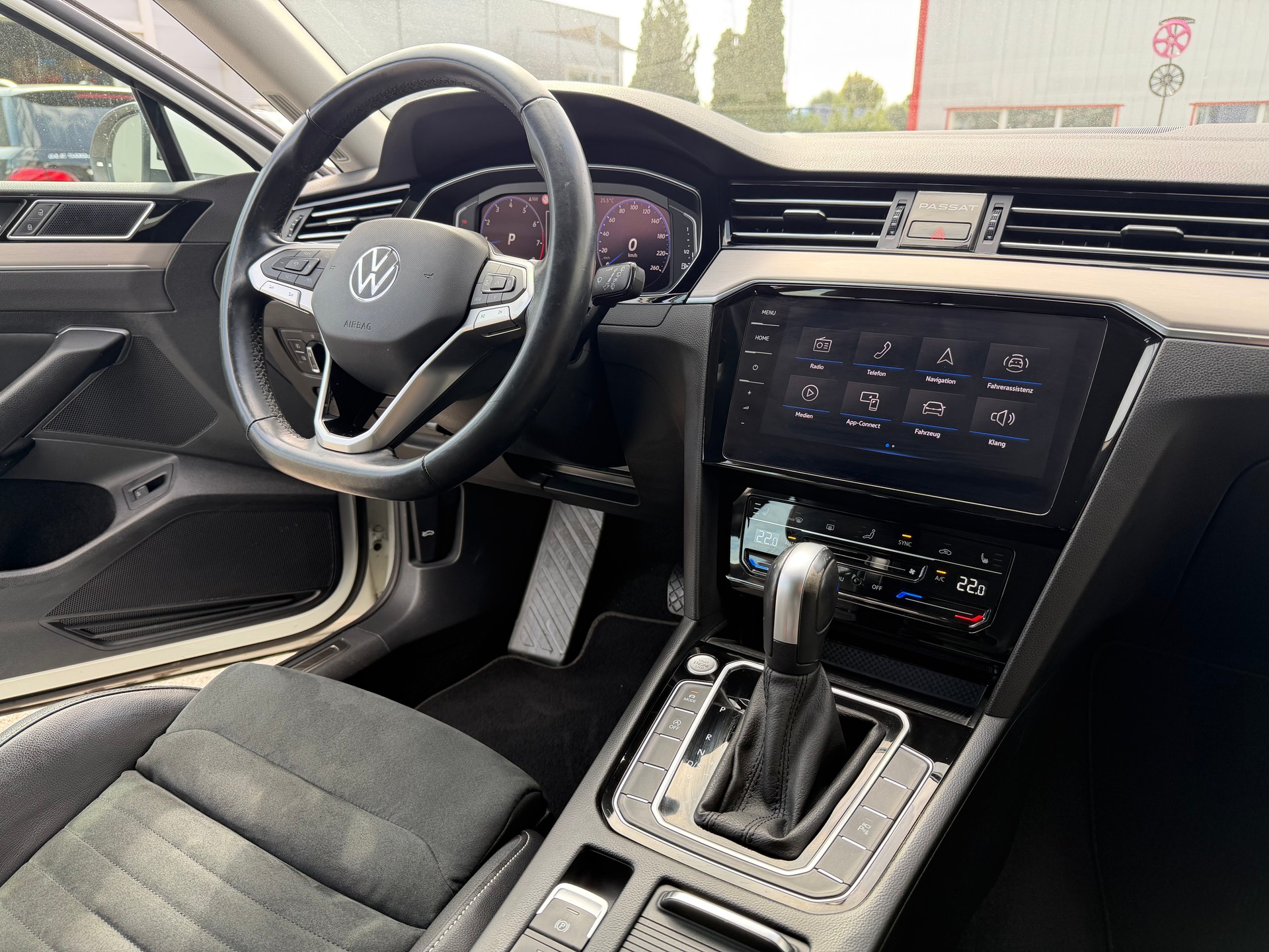 VW Passat Variant 2.0 TSI Elegance DSG-image-10