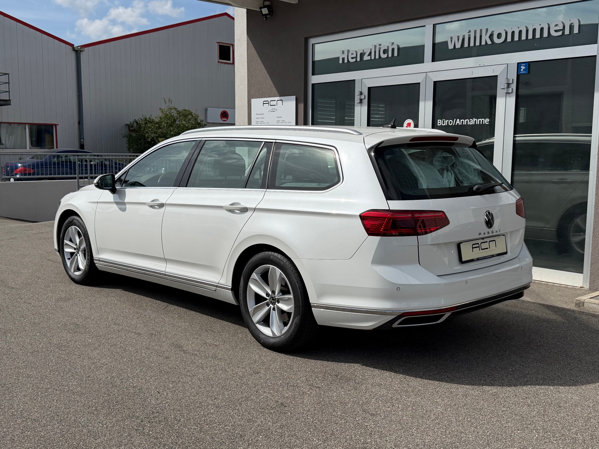VW Passat Variant 2.0 TSI Elegance DSG-image-4