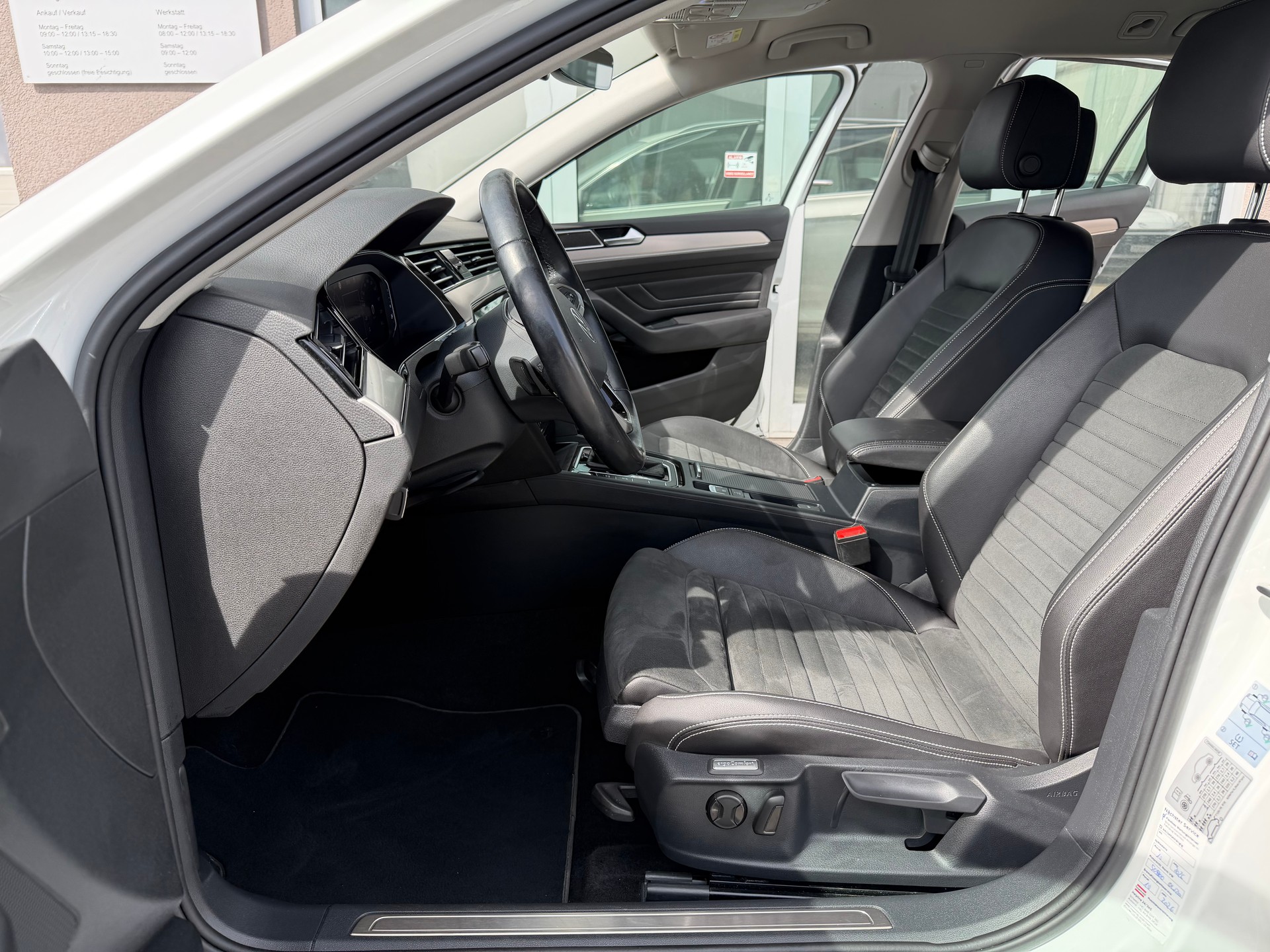 VW Passat Variant 2.0 TSI Elegance DSG-image-13