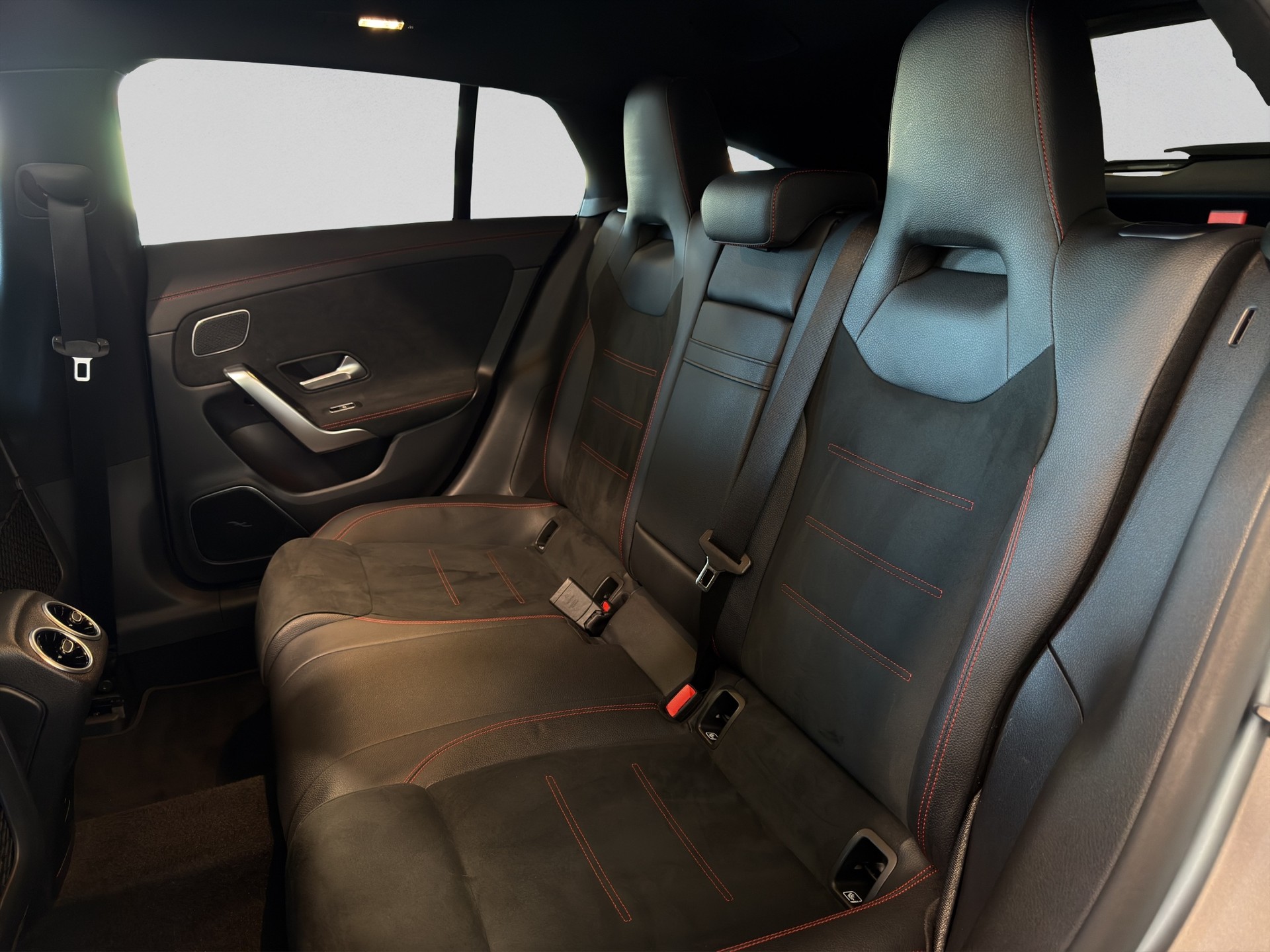 MERCEDES-BENZ CLA Shooting Brake 250 4Matic 7G-DCT AMG Line-image-13