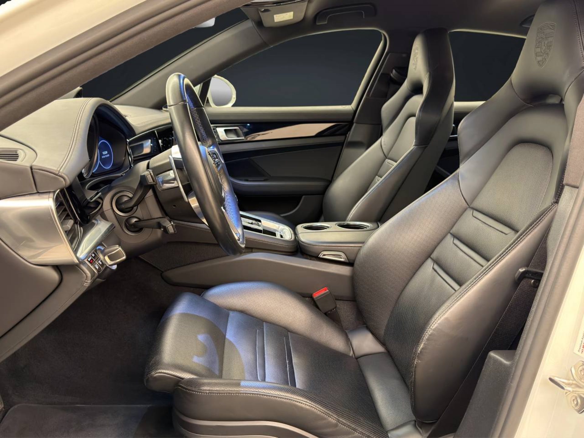 PORSCHE Panamera 4 E-Hybrid-image-4