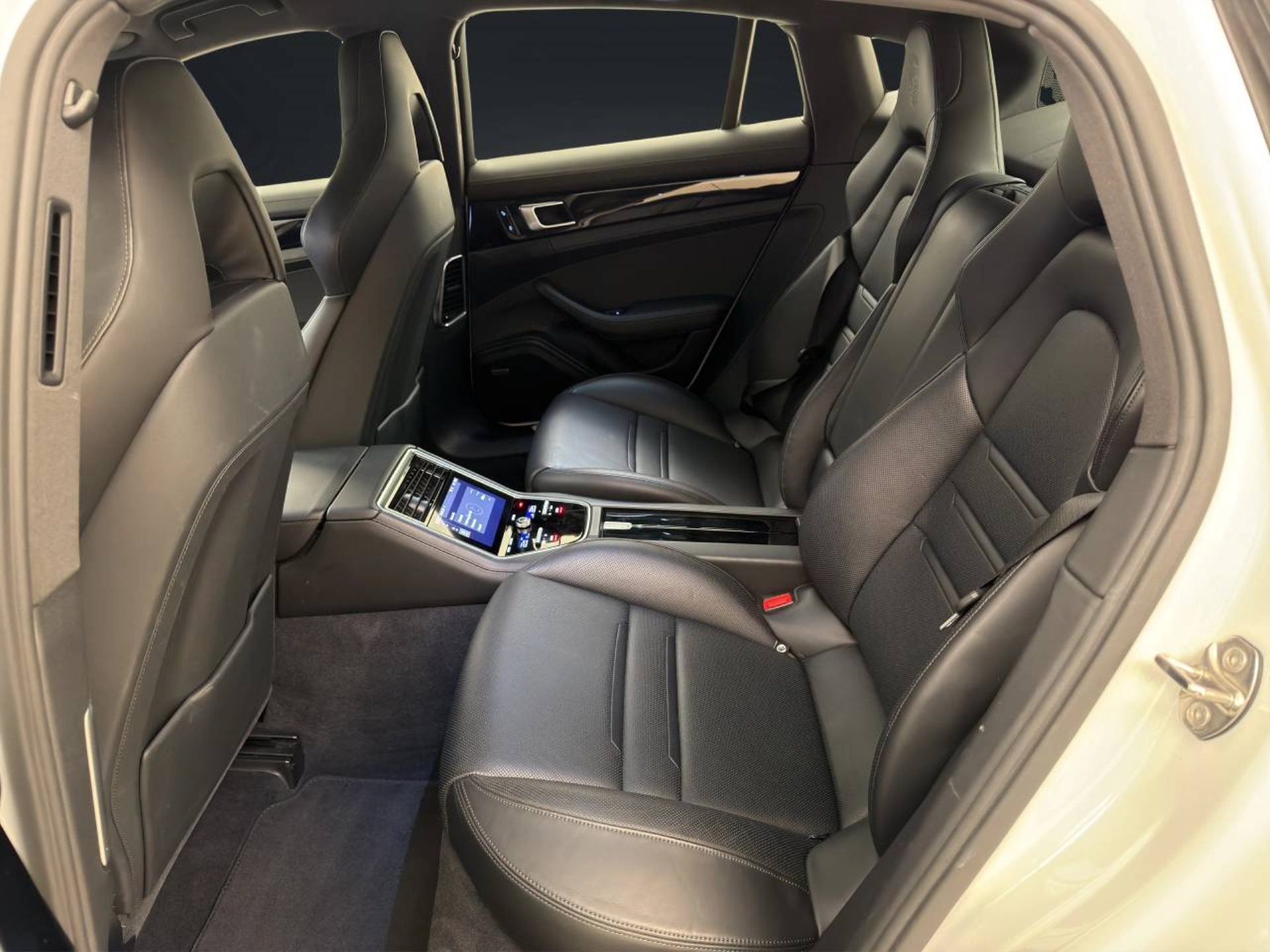 PORSCHE Panamera 4 E-Hybrid-image-15