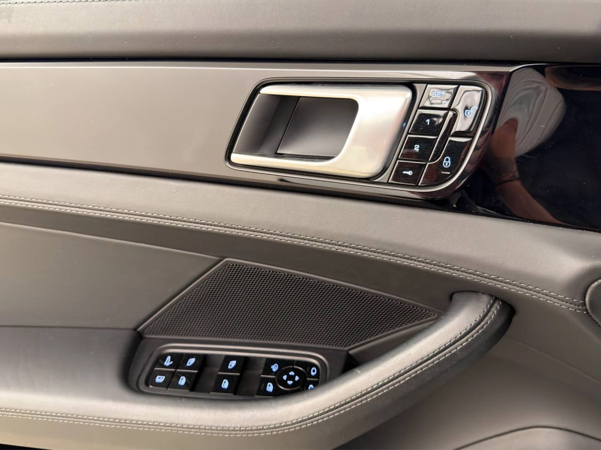 PORSCHE Panamera 4 E-Hybrid-image-20